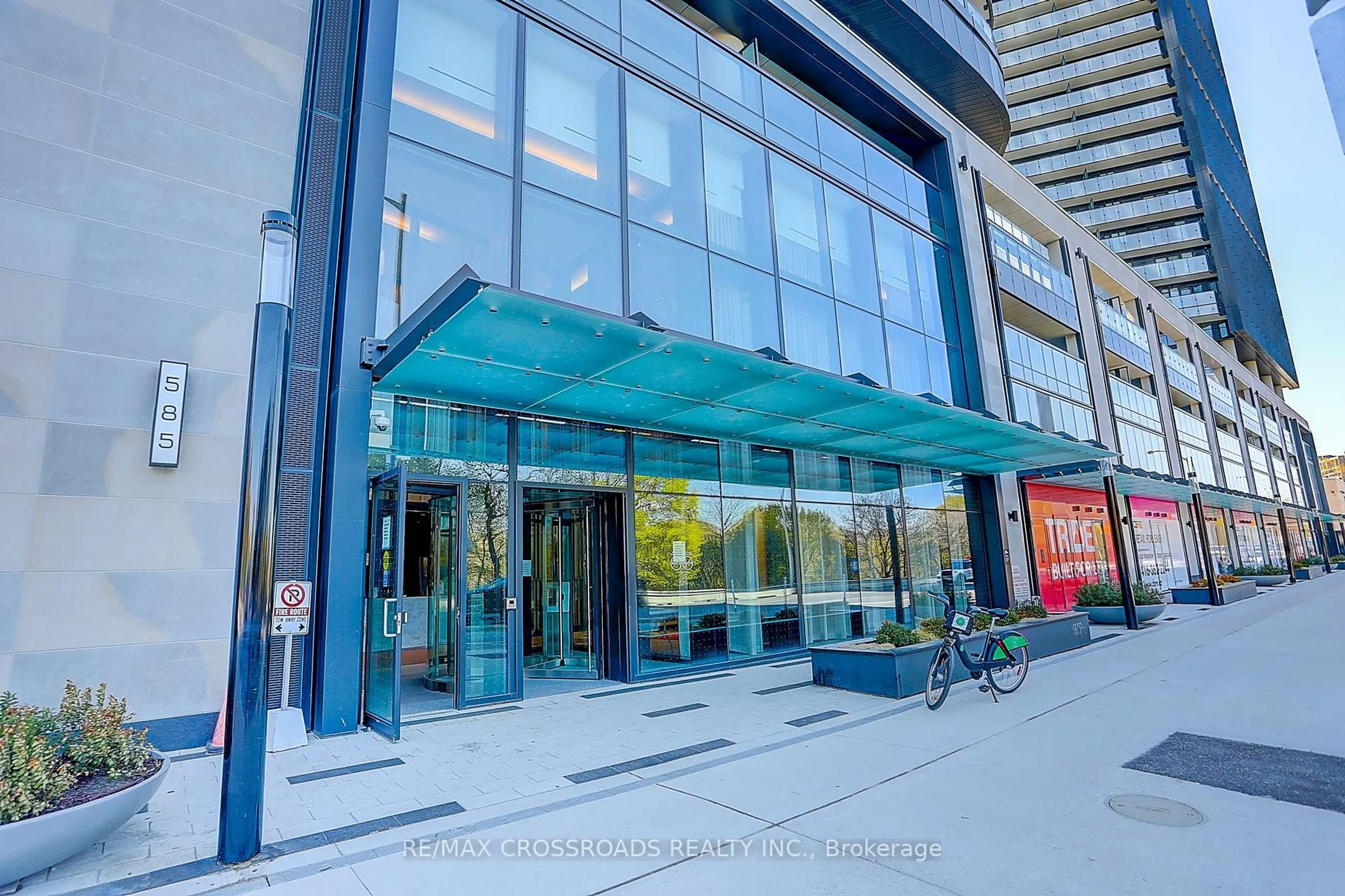 Indoor foyer for 585 Bloor St #219, Toronto Ontario M4W 0B3