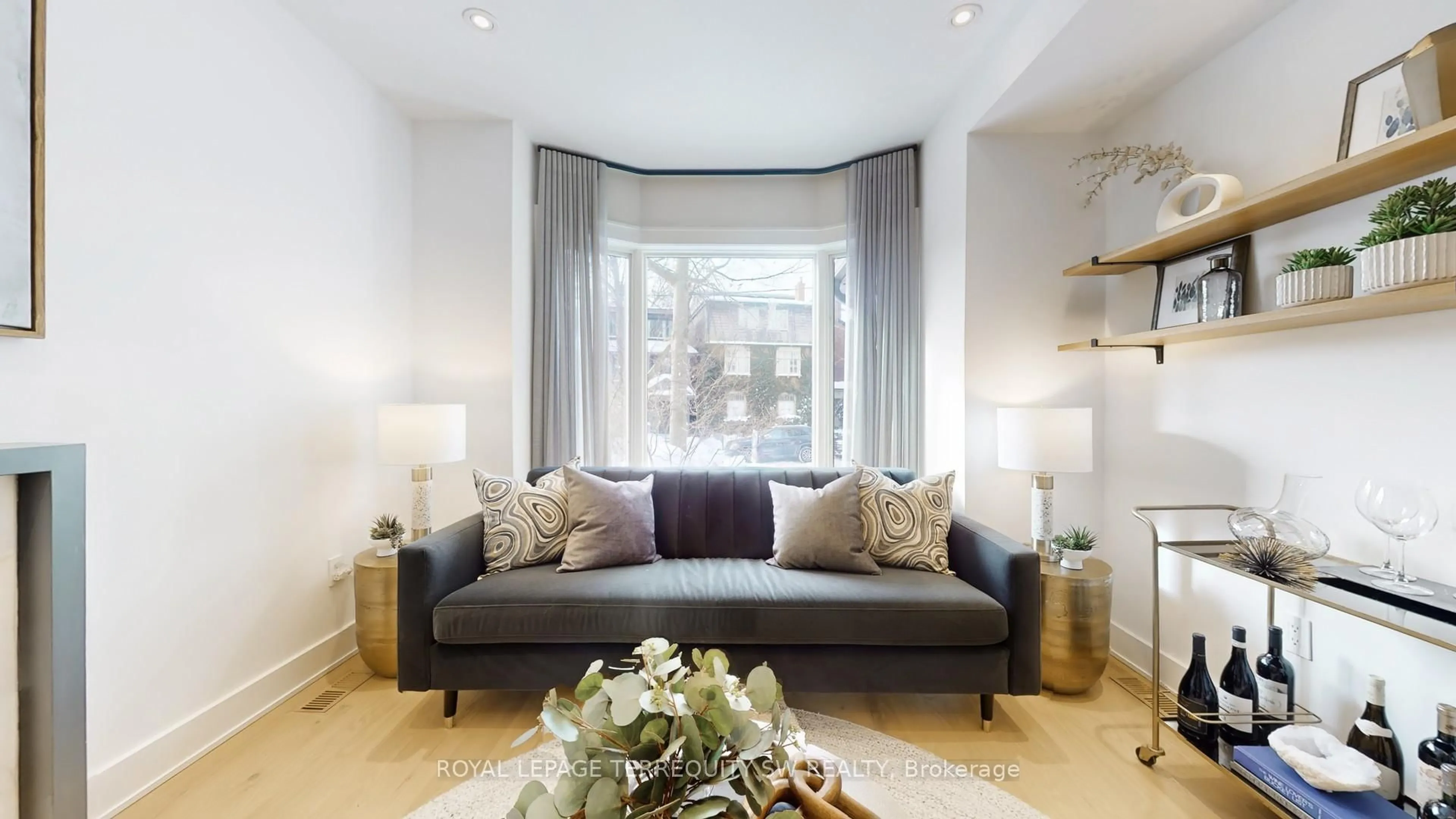 Living room with furniture, unknown for 96 Summerhill Ave, Toronto Ontario M4T 1B2