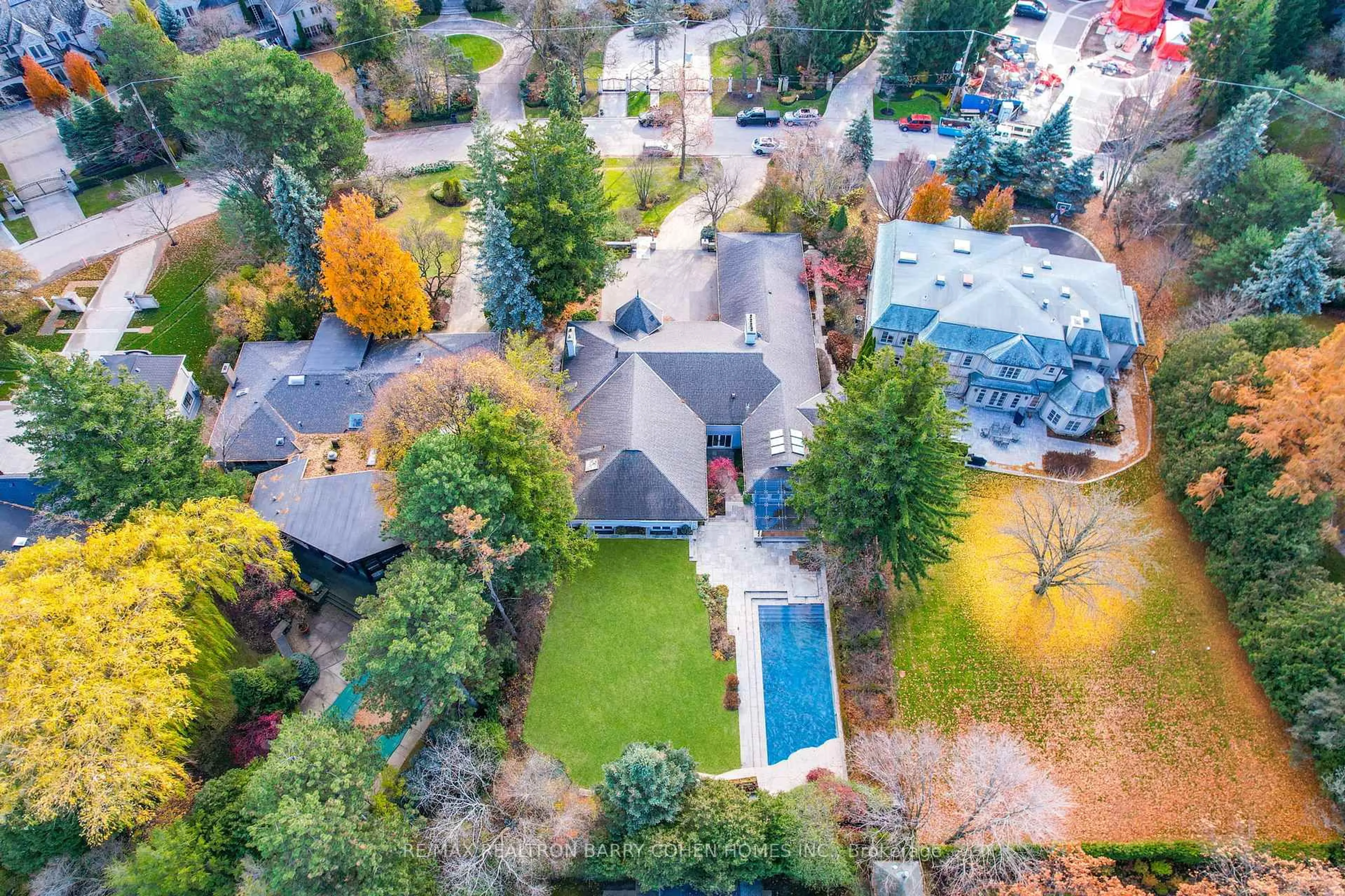 A pic from outside/outdoor area/front of a property/back of a property/a pic from drone, street for 80 Bayview Rdge, Toronto Ontario M2L 1E6