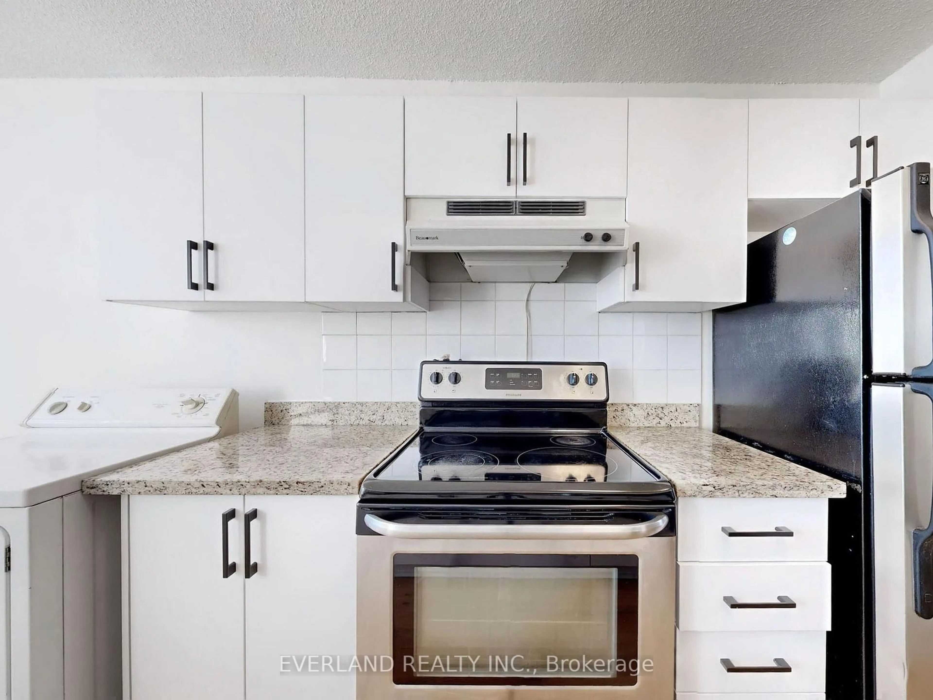 Standard kitchen, ceramic/tile floor for 175 Hilda Ave #1104, Toronto Ontario M2M 1V8