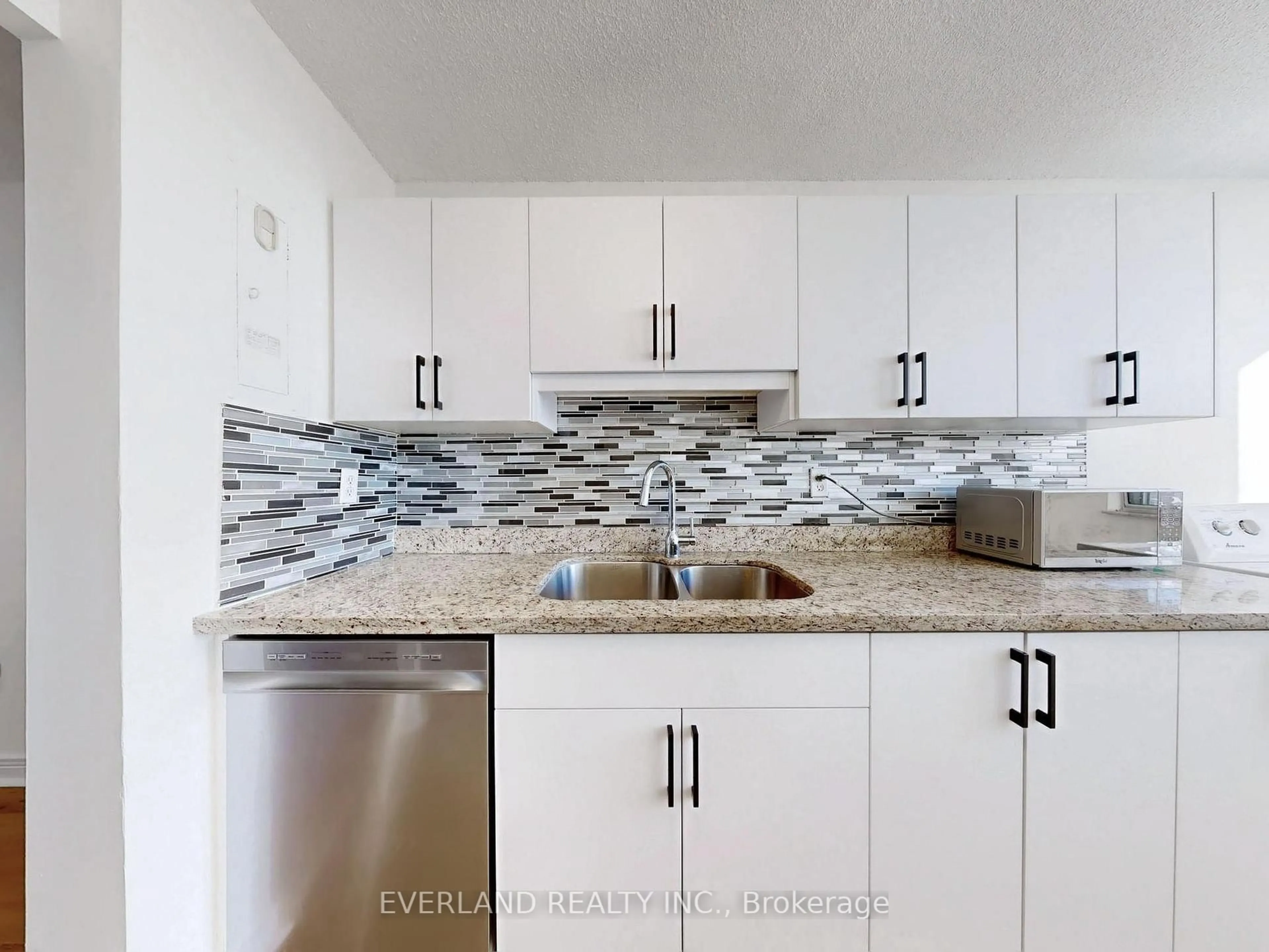 Standard kitchen, ceramic/tile floor for 175 Hilda Ave #1104, Toronto Ontario M2M 1V8