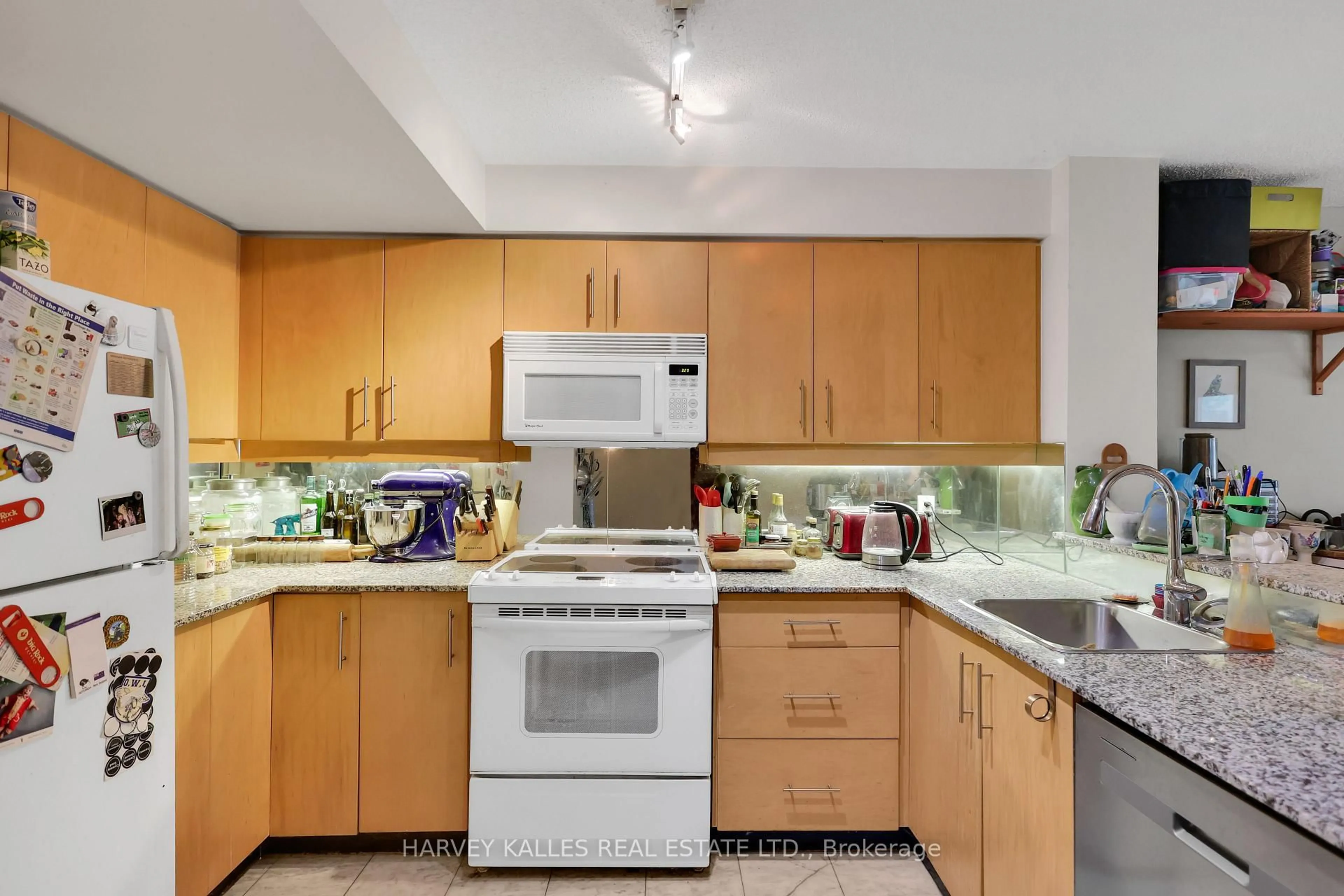 Standard kitchen, ceramic/tile floor for 300 Bloor St #305, Toronto Ontario M4W 3Y2