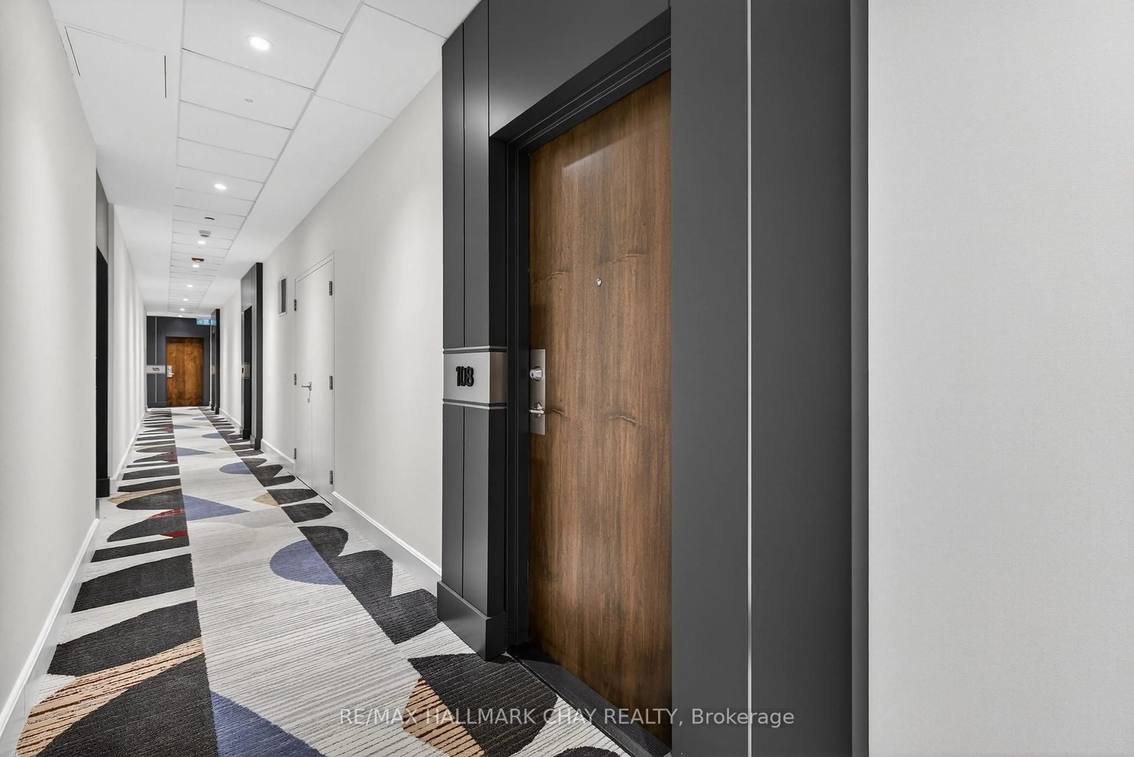 Indoor foyer for 701 Sheppard Ave #108, Toronto Ontario M3H 2S7