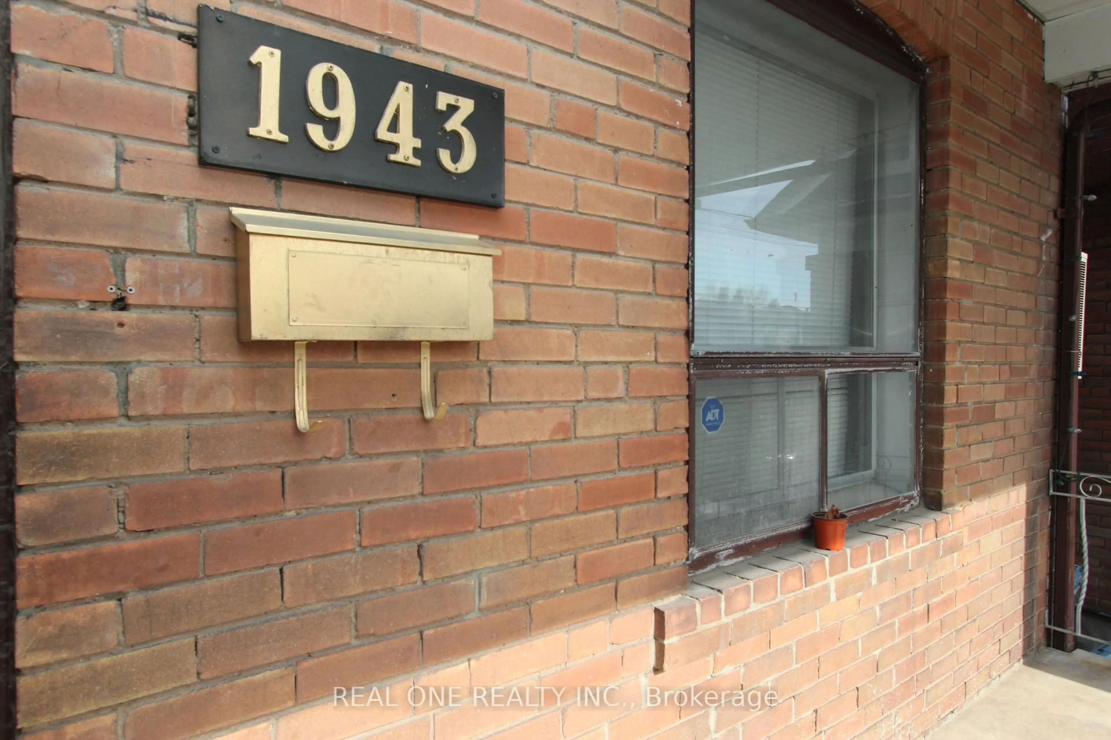 Unknown for 1943 Dufferin St, Toronto Ontario M6E 3P8