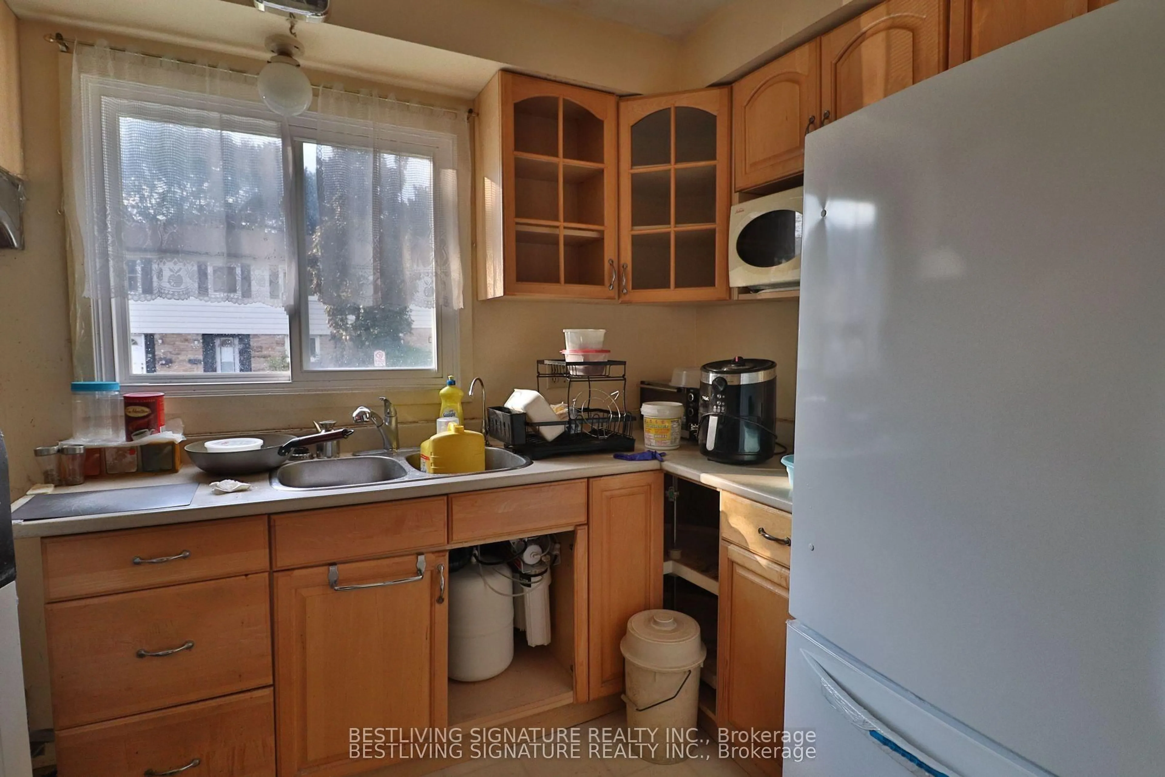Standard kitchen, unknown for 77 Crab Appleway, Toronto Ontario M3A 3N2
