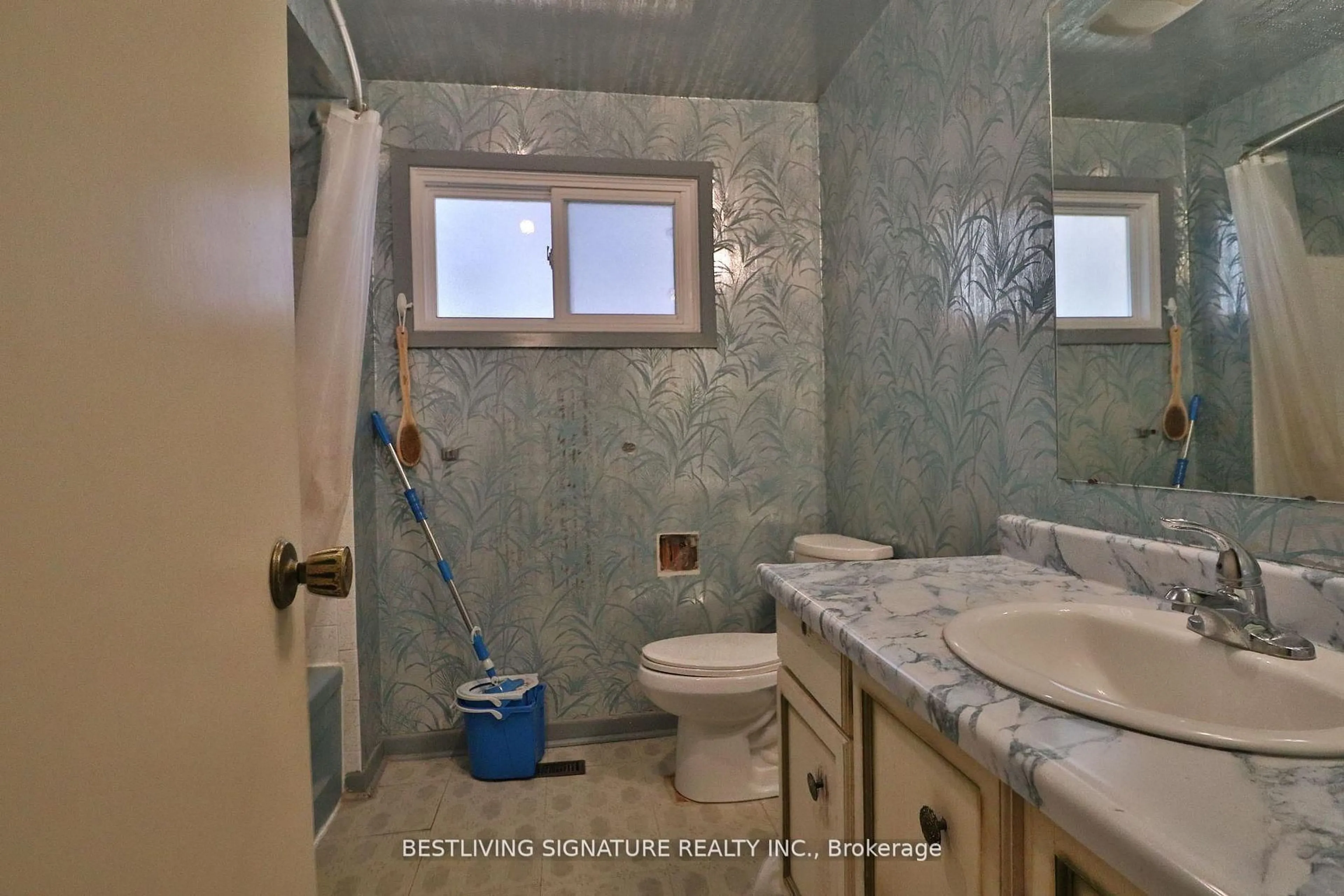 Standard bathroom, ceramic/tile floor for 77 Crab Appleway, Toronto Ontario M3A 3N2