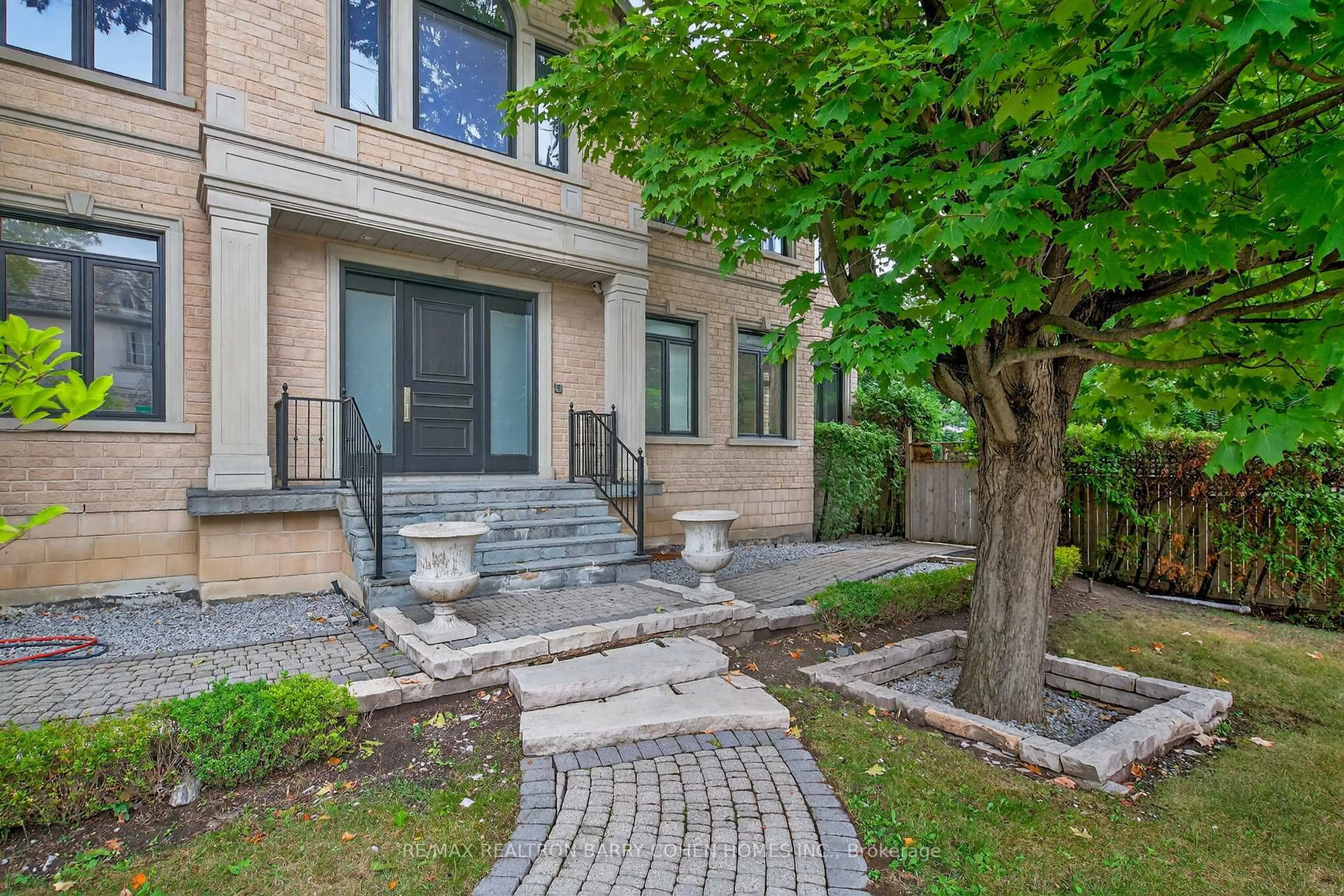 Patio, street for 63 Gordon Rd, Toronto Ontario M2P 1E3