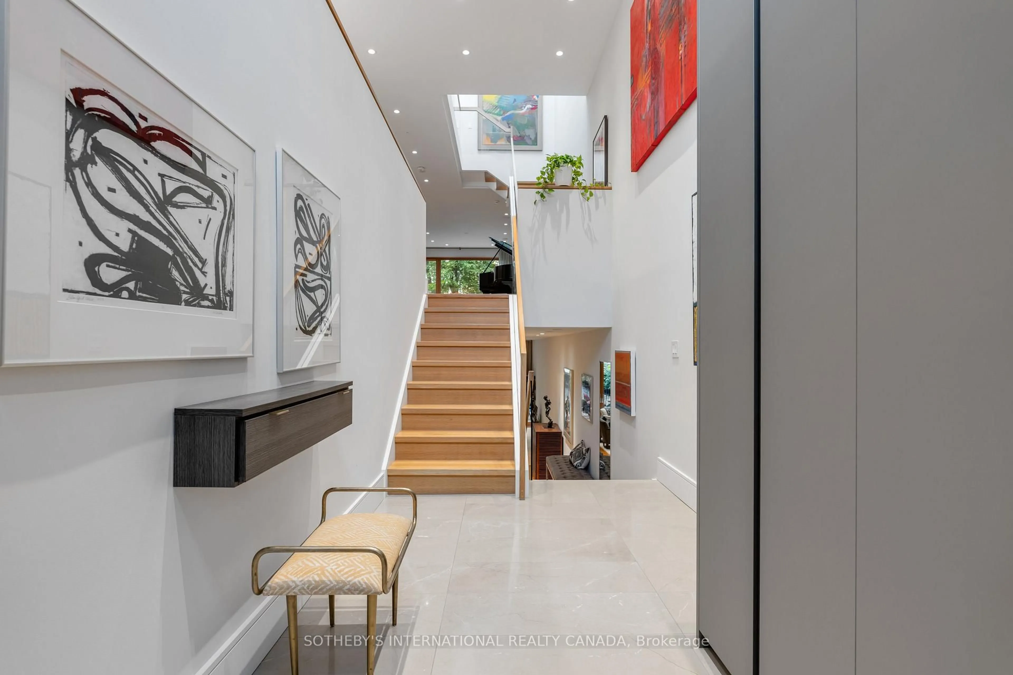 Indoor foyer for 67 Heath St, Toronto Ontario M4V 1T2