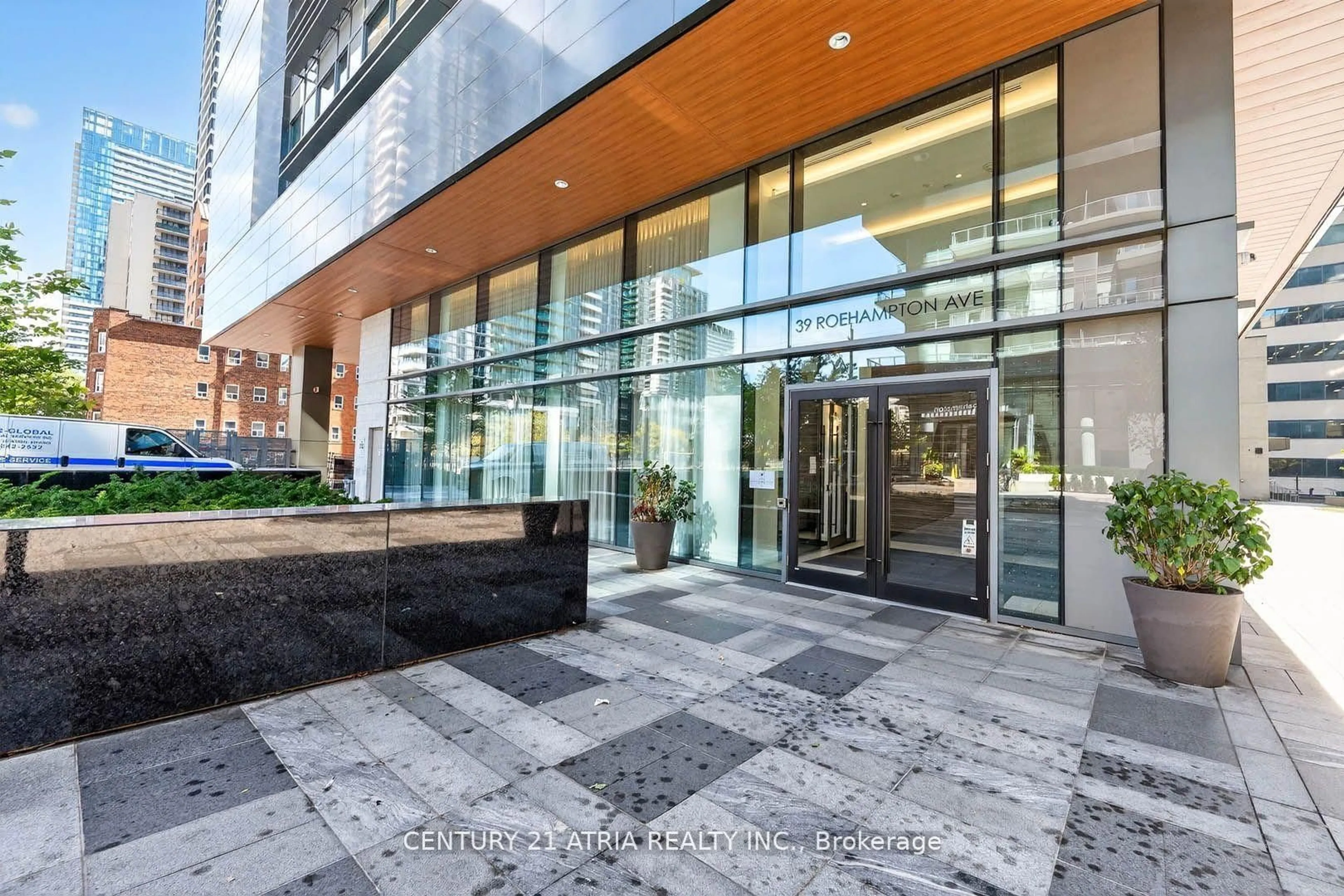 Indoor foyer for 39 Roehampton Ave #707, Toronto Ontario M4P 0G1