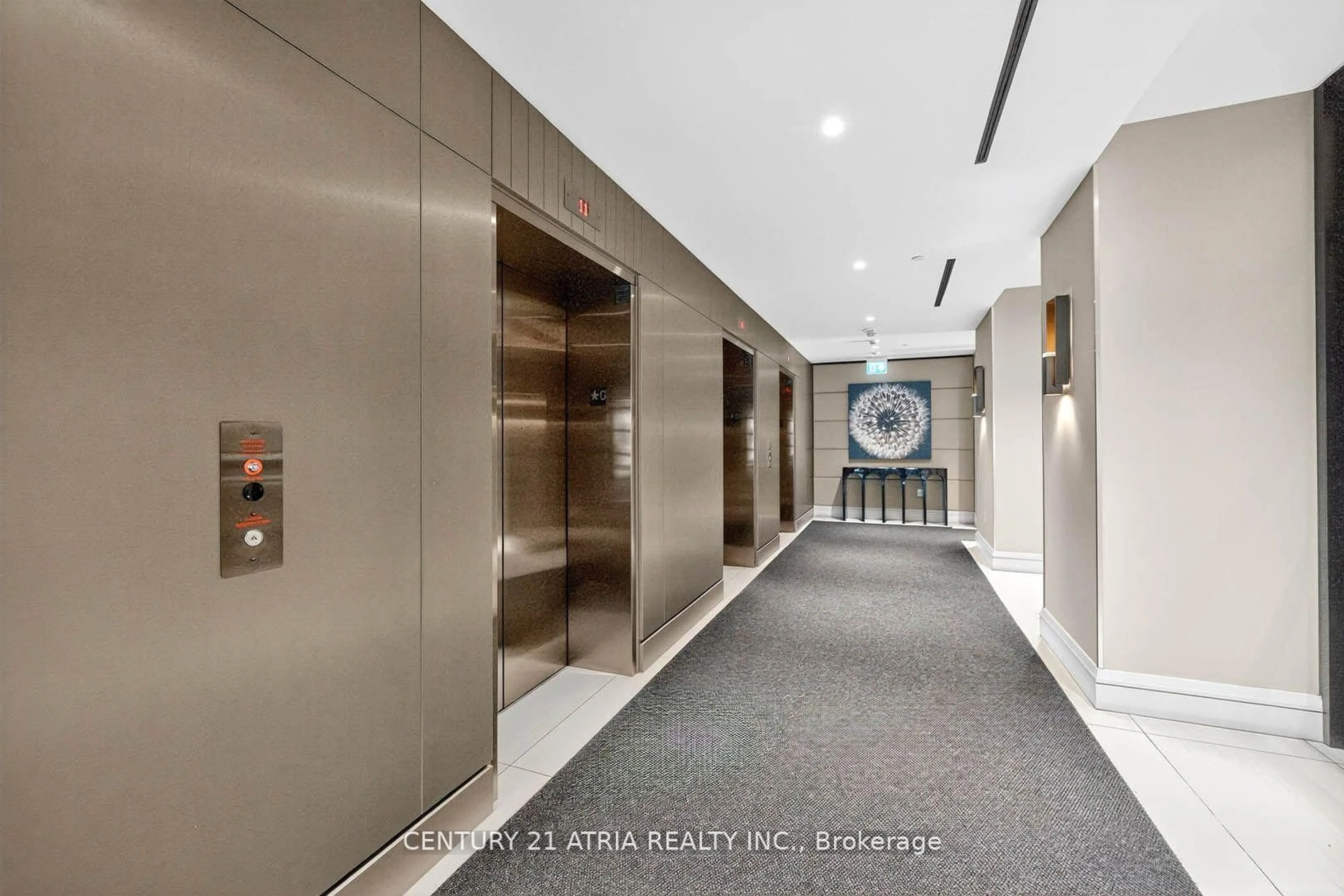 Indoor foyer for 39 Roehampton Ave #707, Toronto Ontario M4P 0G1