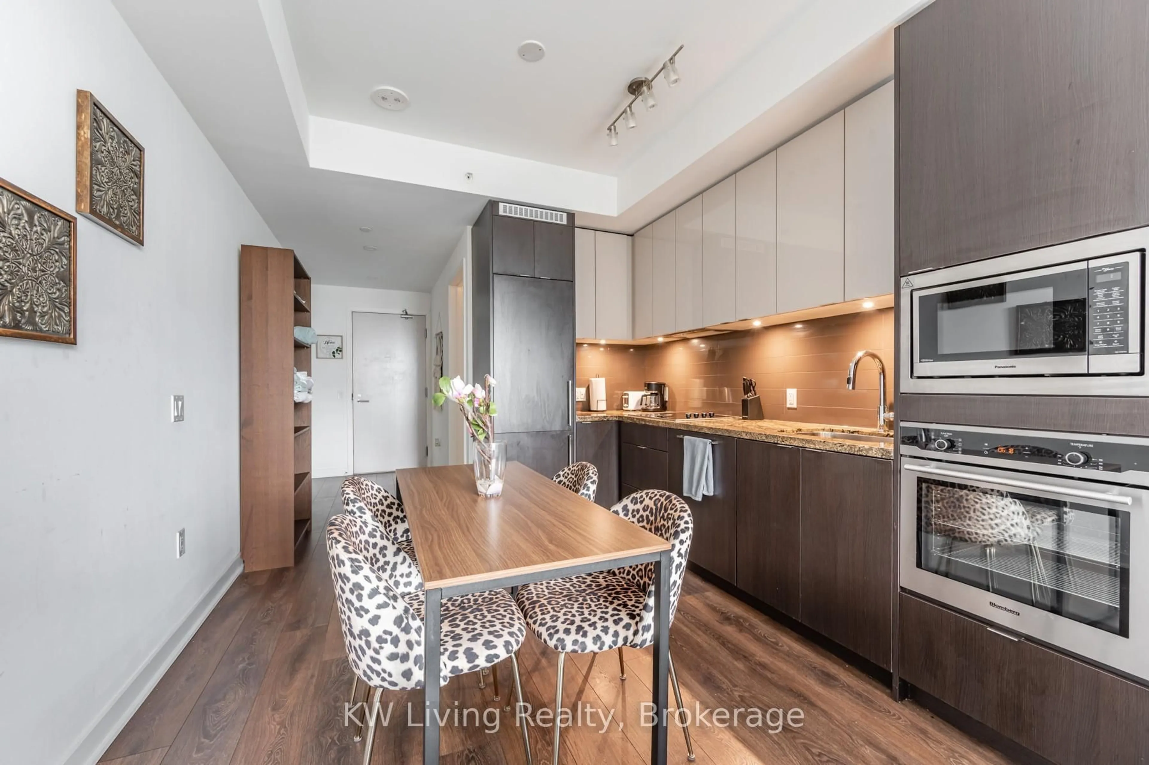 Open concept kitchen, wood/laminate floor for 115 Blue Jays Way #4809, Toronto Ontario M5V 0N4