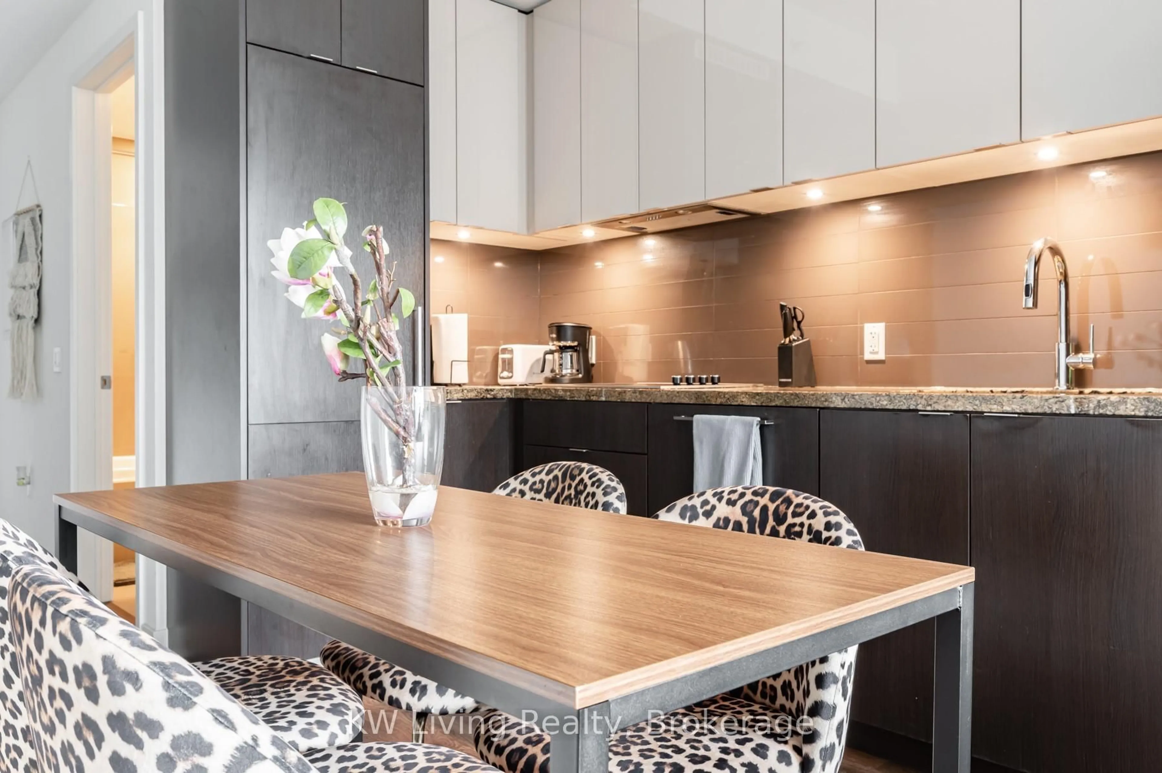 Contemporary kitchen, unknown for 115 Blue Jays Way #4809, Toronto Ontario M5V 0N4