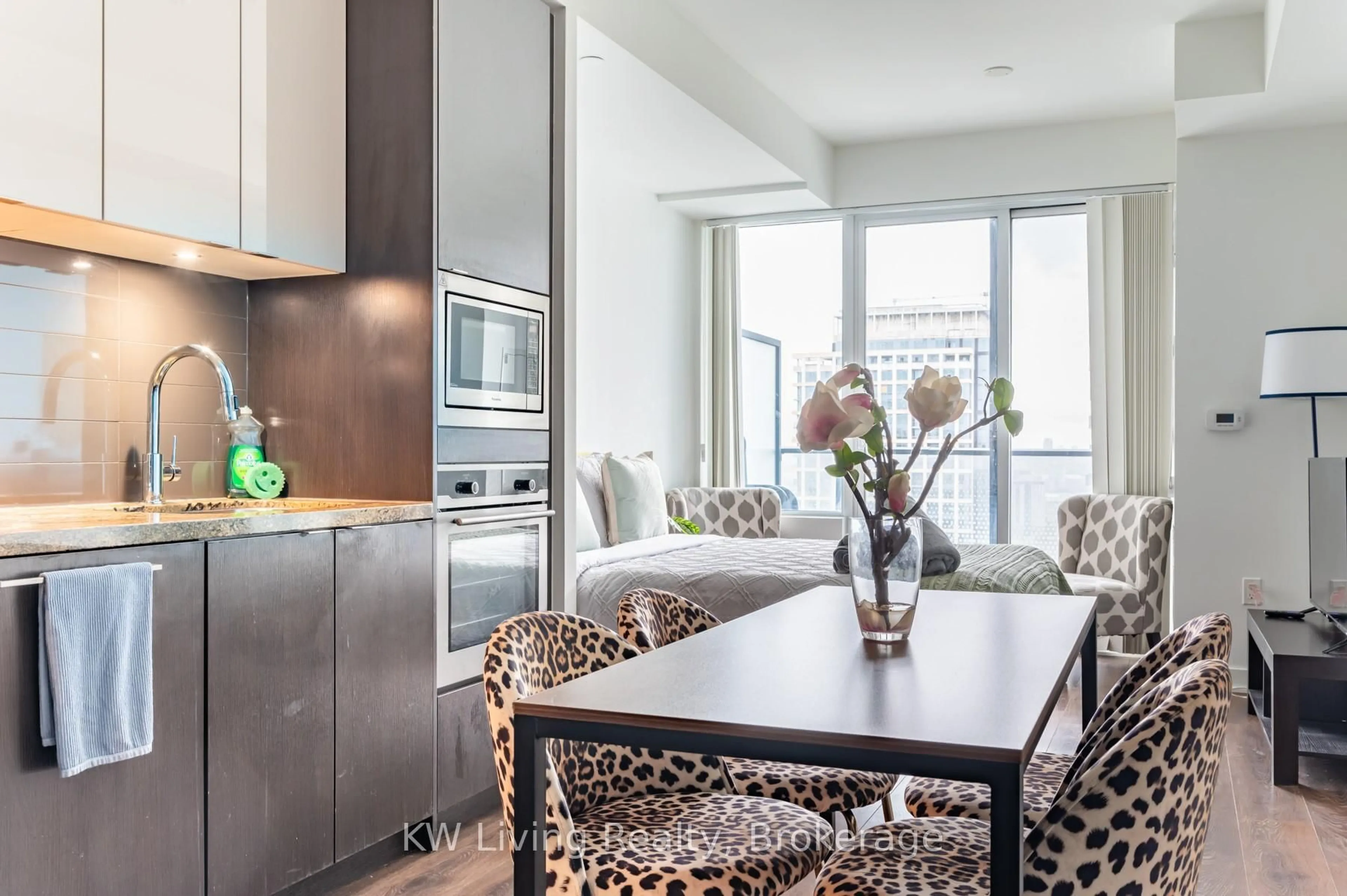 Contemporary kitchen, unknown for 115 Blue Jays Way #4809, Toronto Ontario M5V 0N4