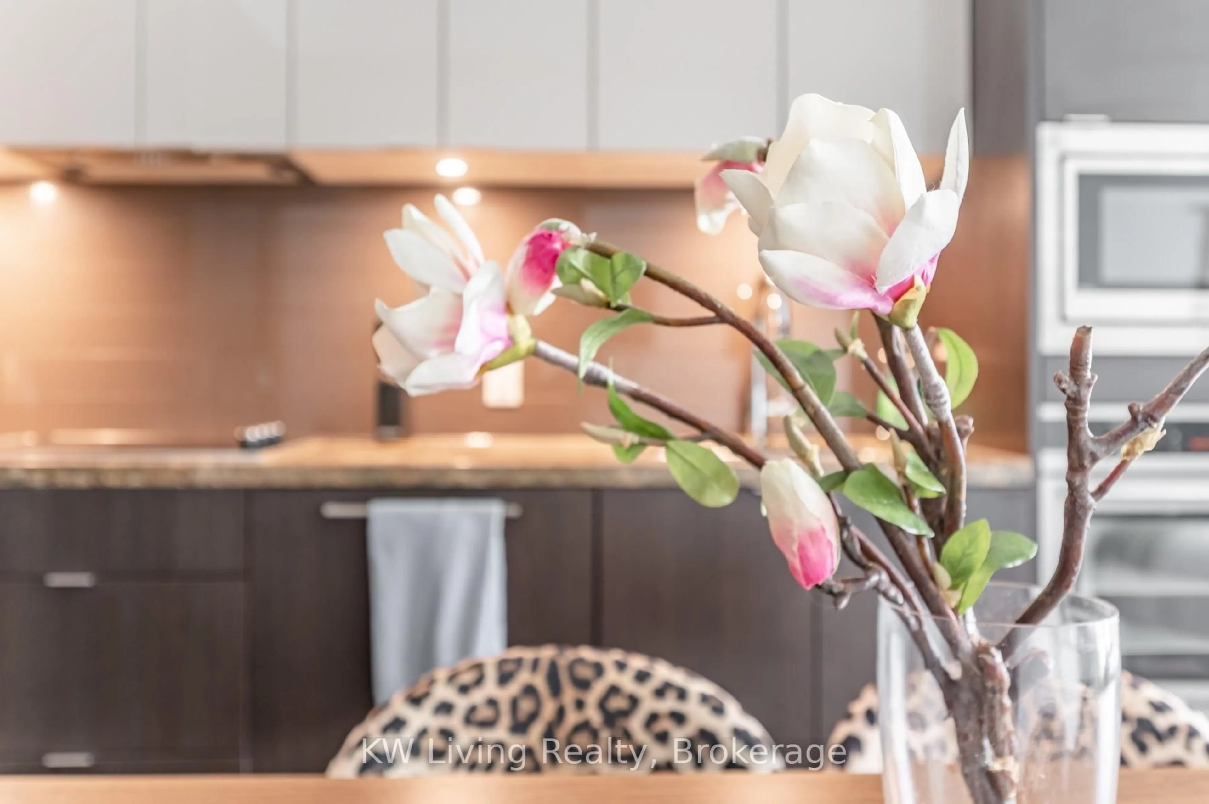 Open concept kitchen, wood/laminate floor for 115 Blue Jays Way #4809, Toronto Ontario M5V 0N4