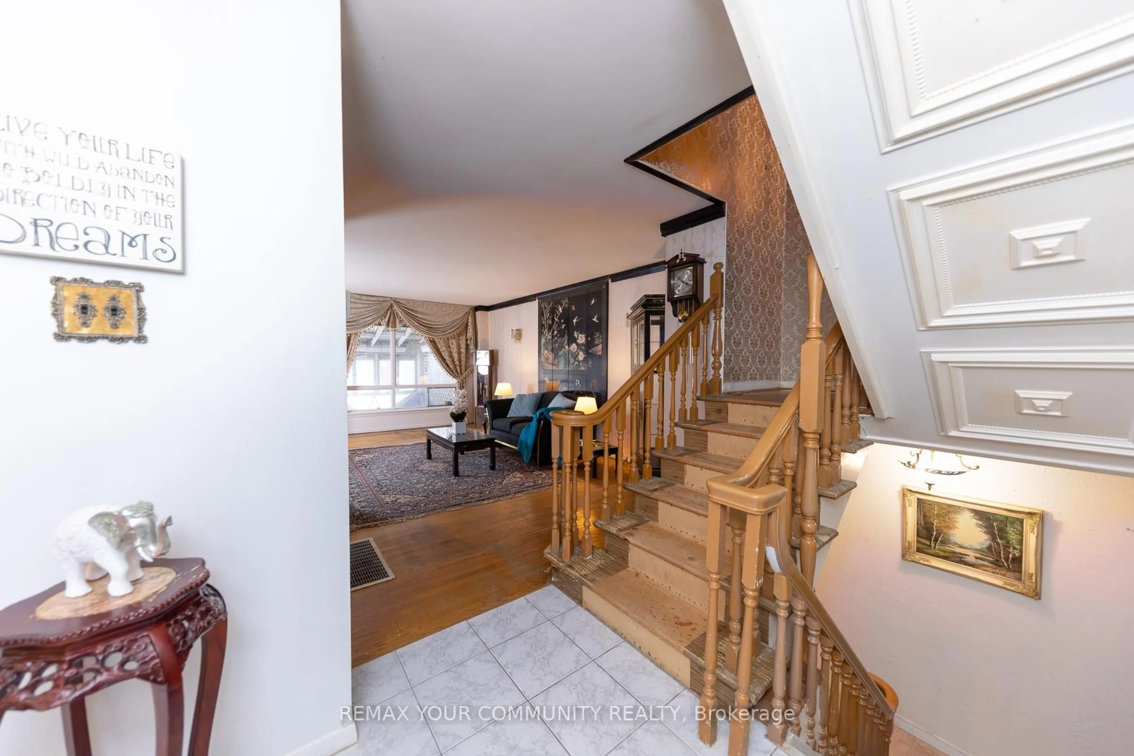 Indoor foyer for 11 Greenwin Village Rd, Toronto Ontario M2N 2R9