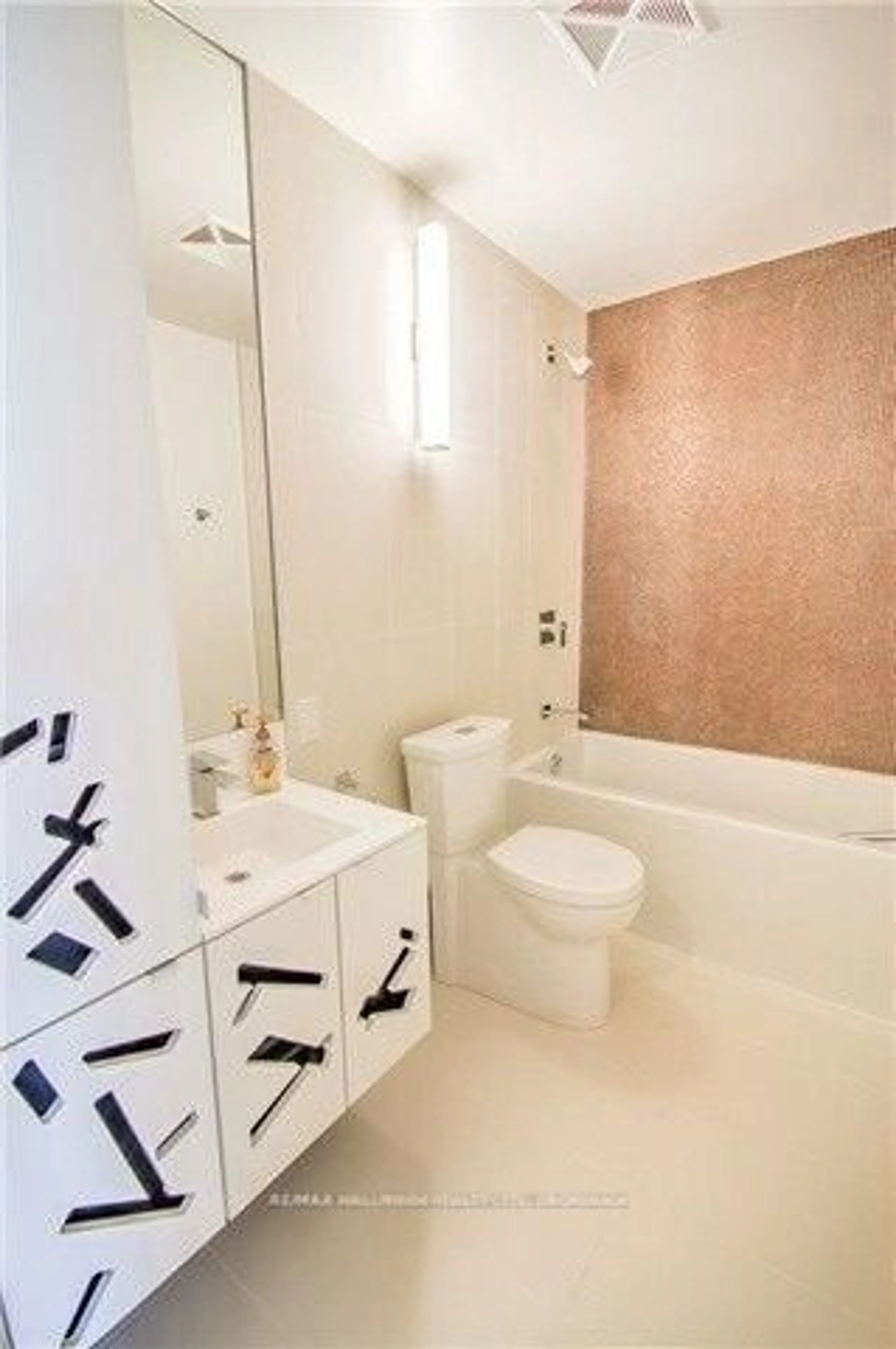 Standard bathroom, ceramic/tile floor for 125 Peter St #2404, Toronto Ontario M5V 0M2