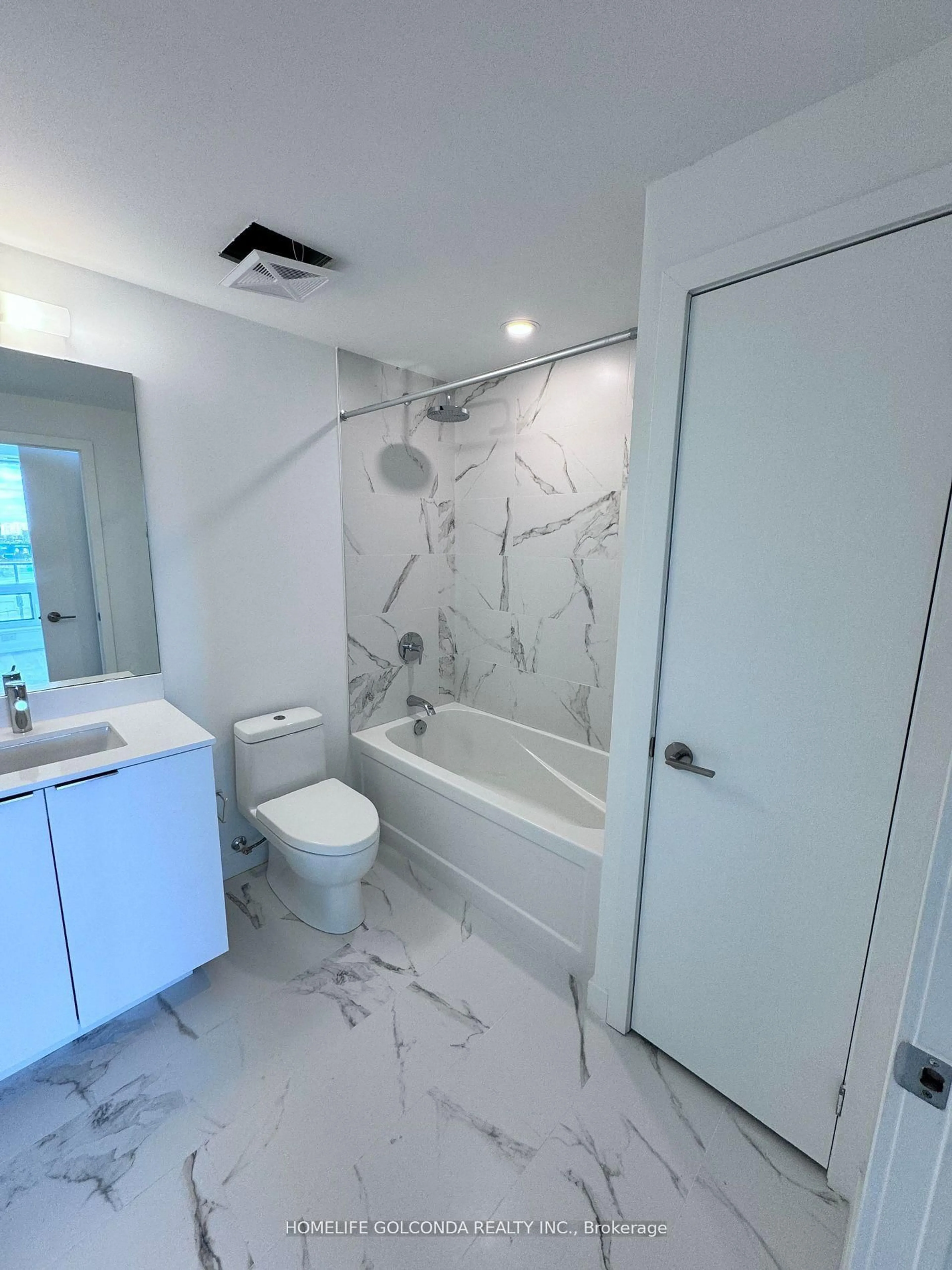 Contemporary bathroom, ceramic/tile floor for 7 Golden Lion Hts #N543, Toronto Ontario M2M 0C1