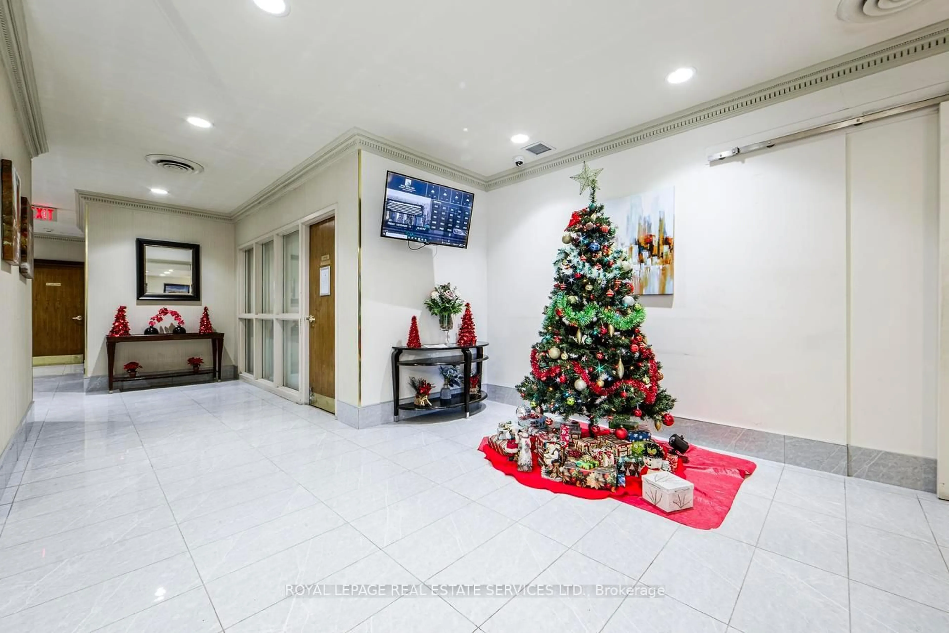 Indoor foyer for 1700 Eglinton Ave #901, Toronto Ontario M4A 2X4