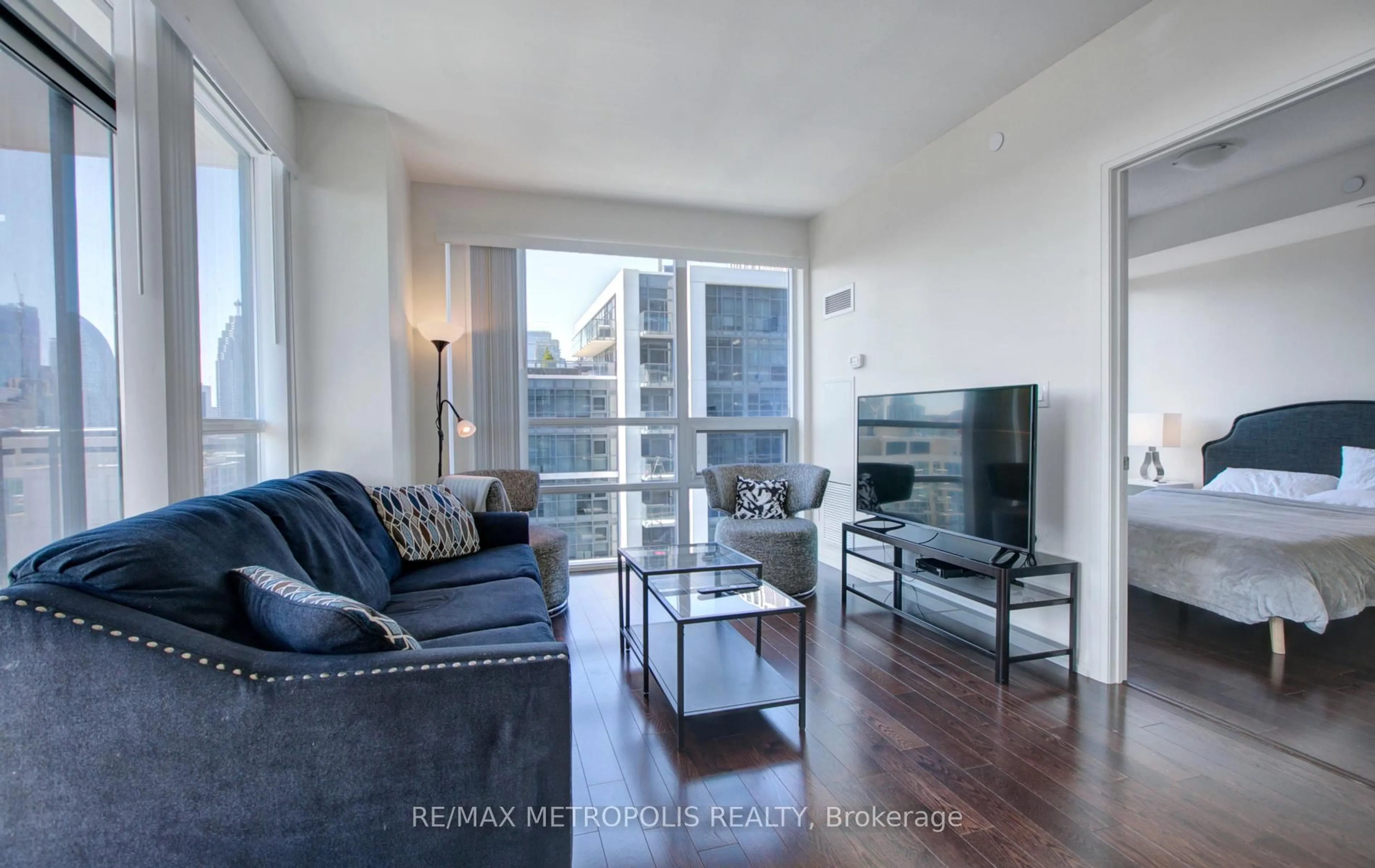 Living room with furniture, wood/laminate floor for 460 Adelaide St #2015, Toronto Ontario M5A 0E7