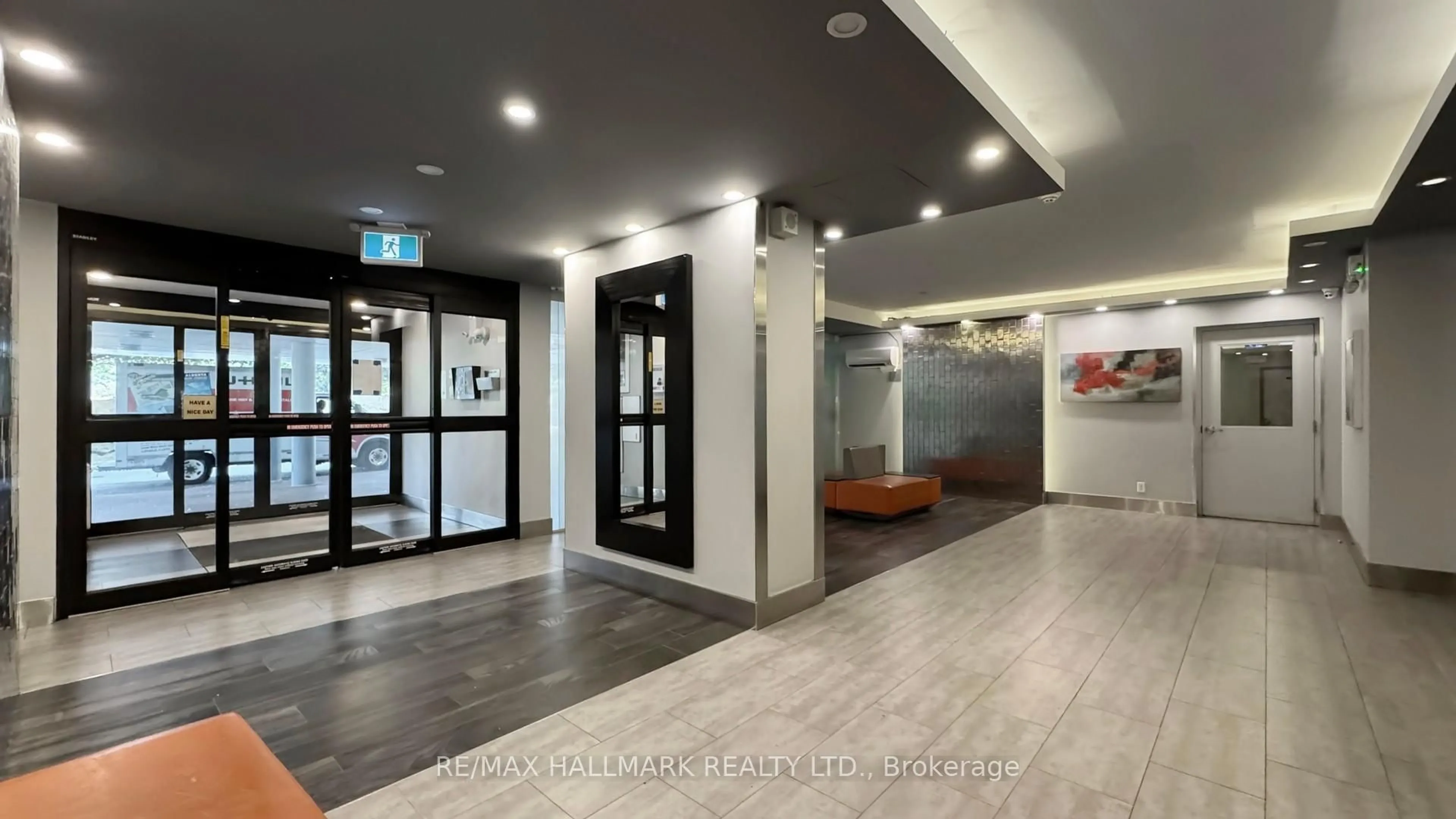 Indoor foyer for 20 Forest Manor Rd #703, Toronto Ontario M2J 1M2
