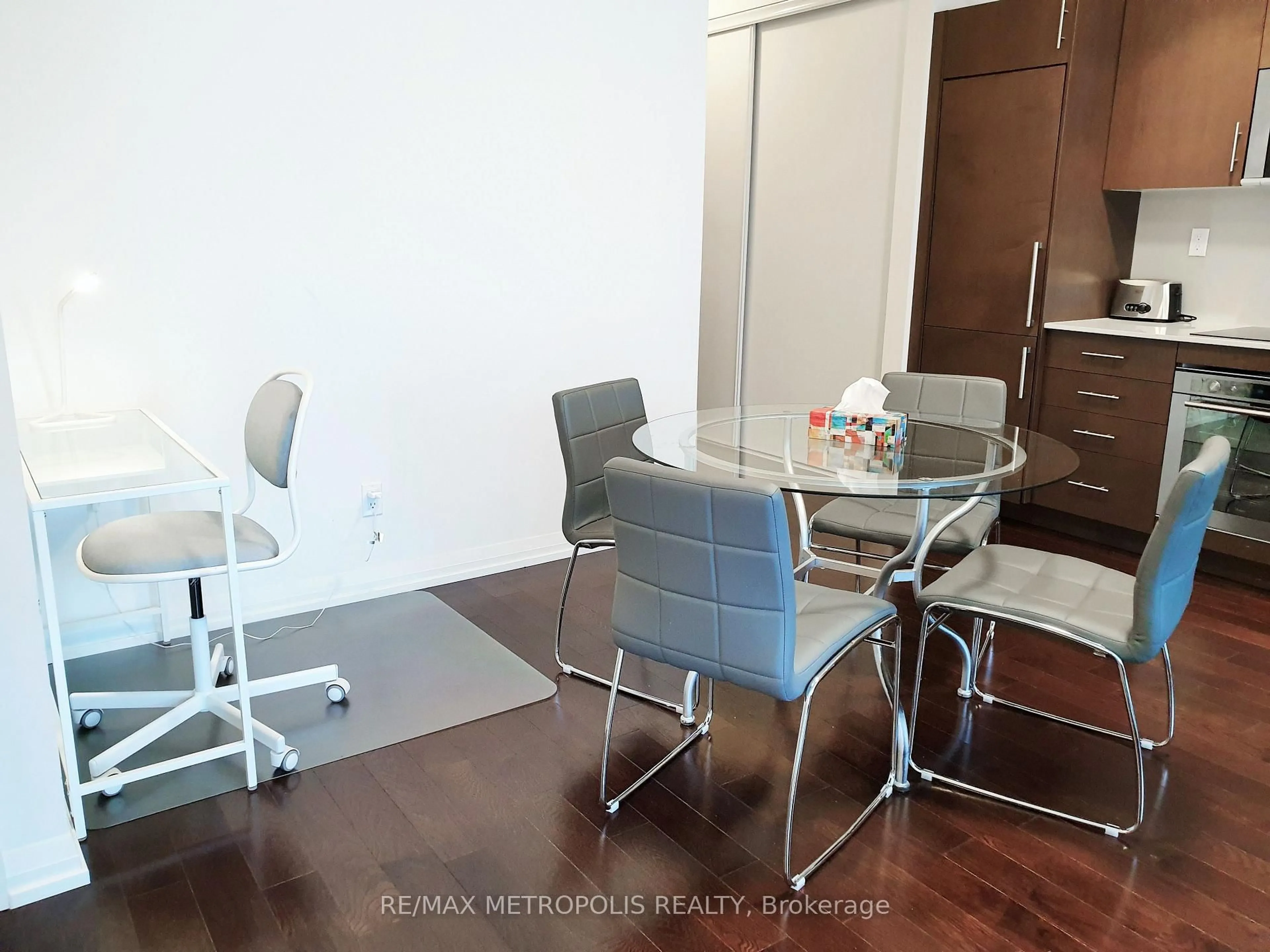 A pic of a room for 460 Adelaide St #2117, Toronto Ontario M5A 0E7