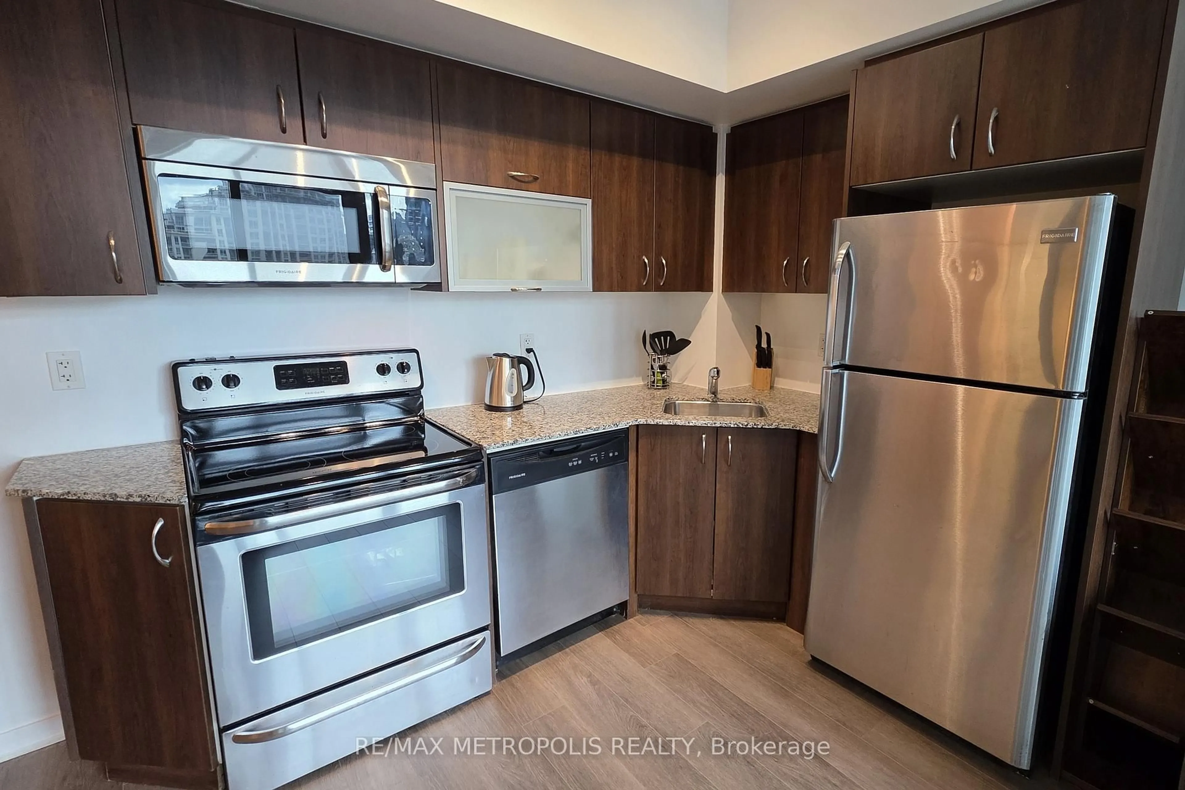 Standard kitchen, ceramic/tile floor for 55 East Liberty St #813, Toronto Ontario M6K 3P9