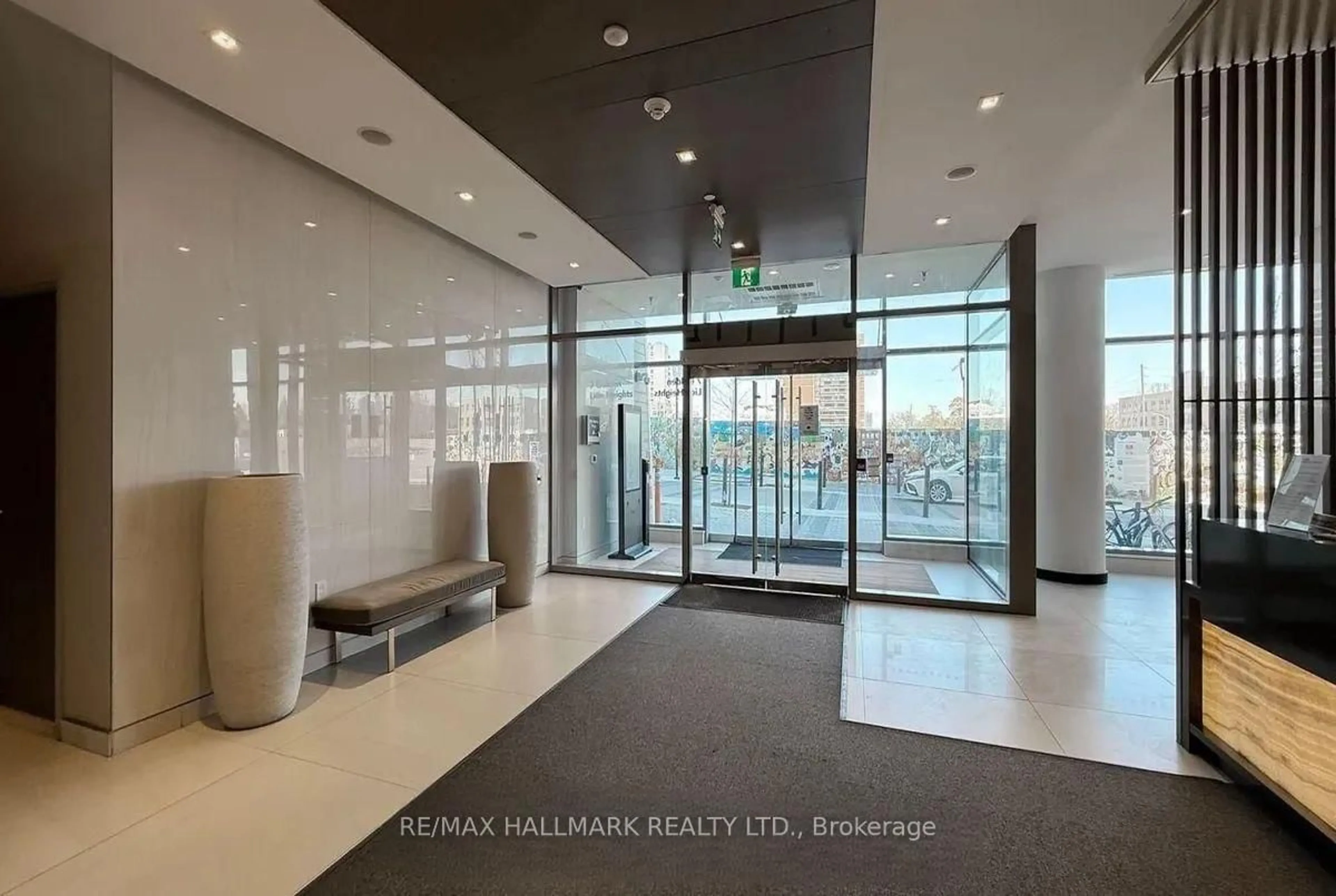 Indoor foyer for 7 Golden Lion Hts #N2708, Toronto Ontario M2M 0C1