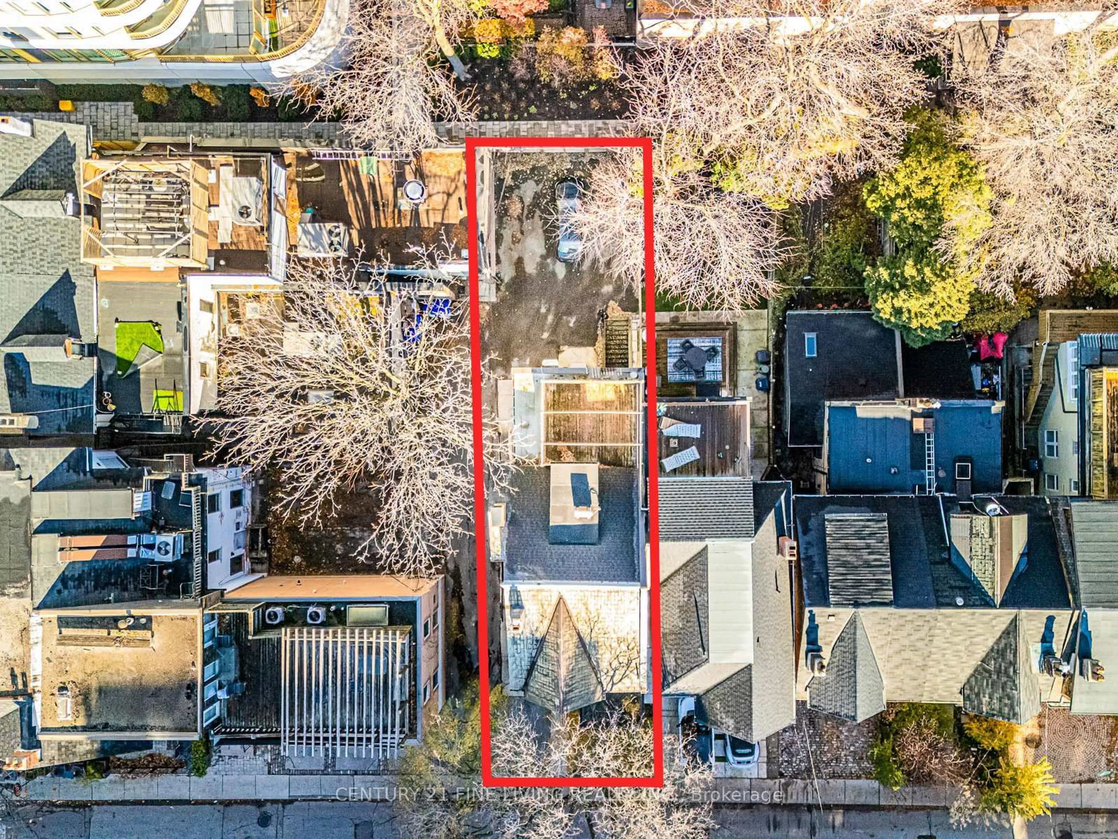 A pic from outside/outdoor area/front of a property/back of a property/a pic from drone, street for 24 Webster Ave, Toronto Ontario M5R 1N7