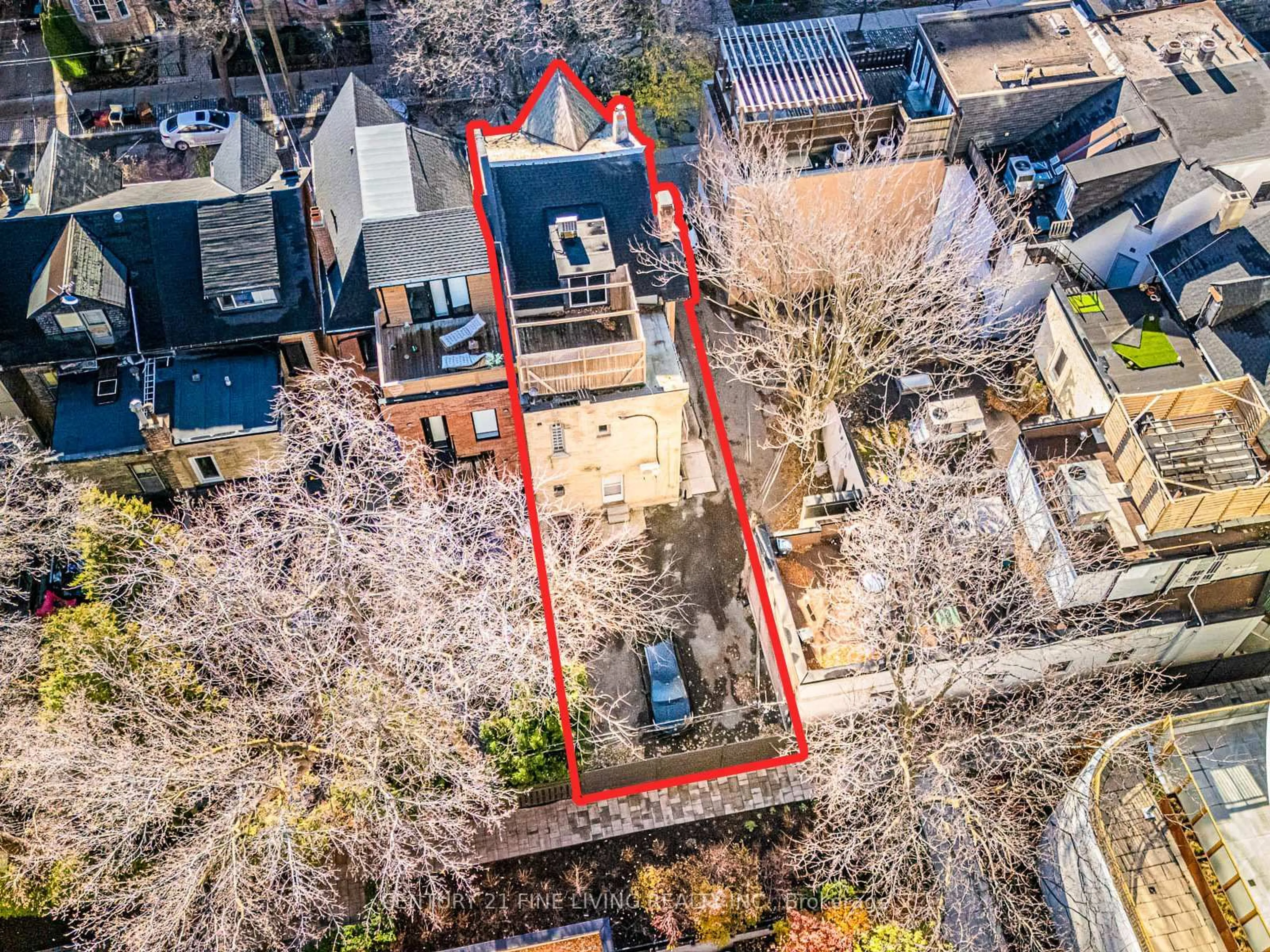 A pic from outside/outdoor area/front of a property/back of a property/a pic from drone, street for 24 Webster Ave, Toronto Ontario M5R 1N7
