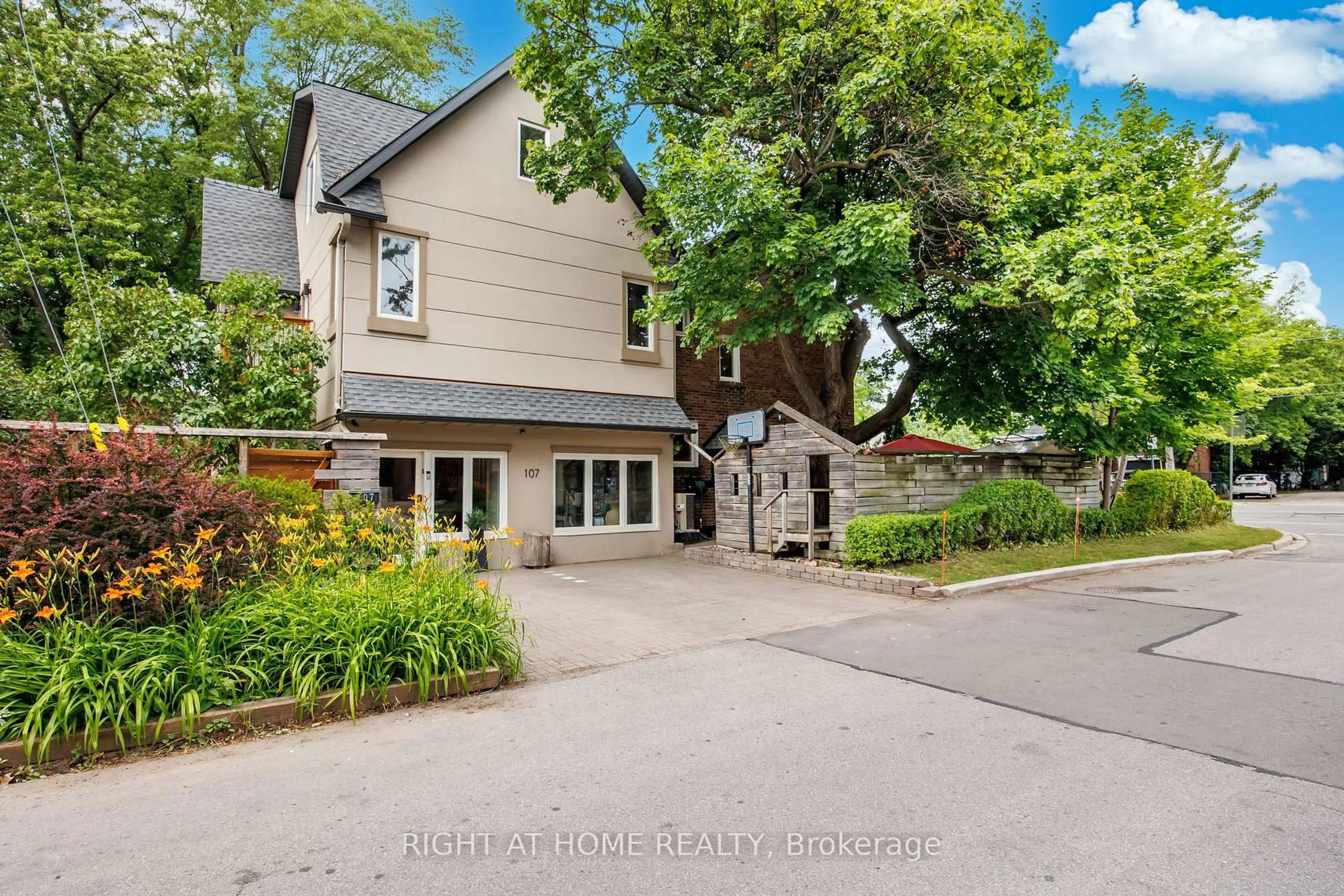 A pic from outside/outdoor area/front of a property/back of a property/a pic from drone, street for 107 Otter Cres, Toronto Ontario M5N 2W9