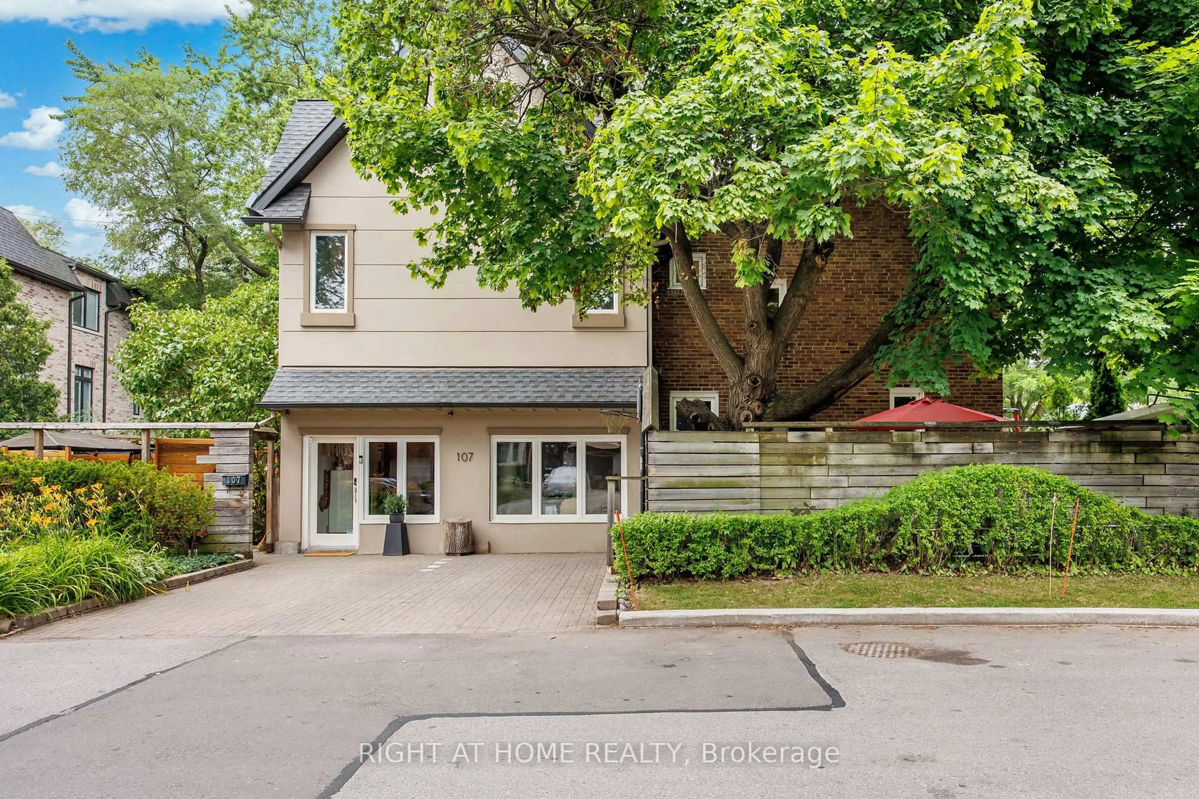 A pic from outside/outdoor area/front of a property/back of a property/a pic from drone, street for 107 Otter Cres, Toronto Ontario M5N 2W9