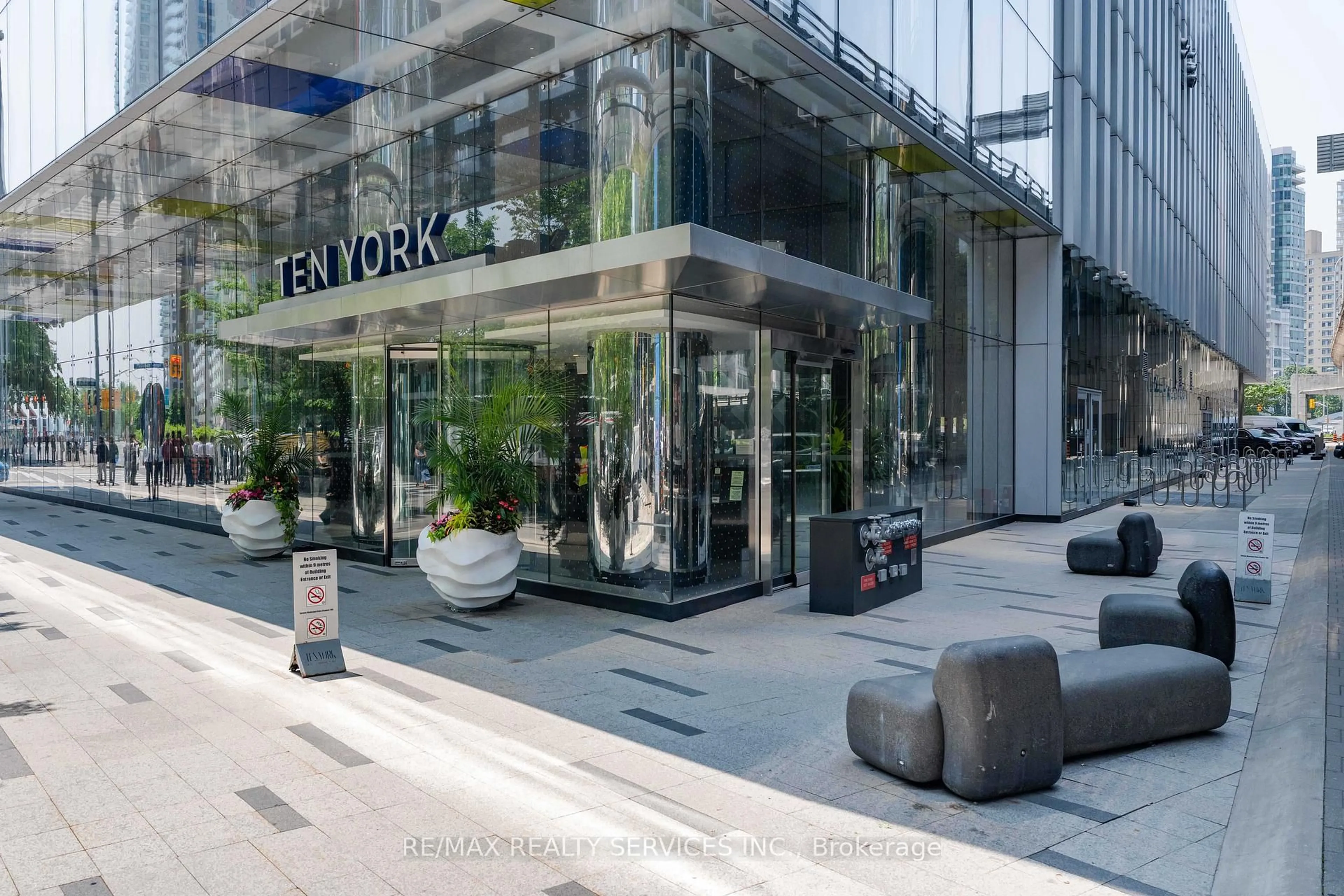 Indoor foyer for 10 York St #4303, Toronto Ontario M5J 0E1