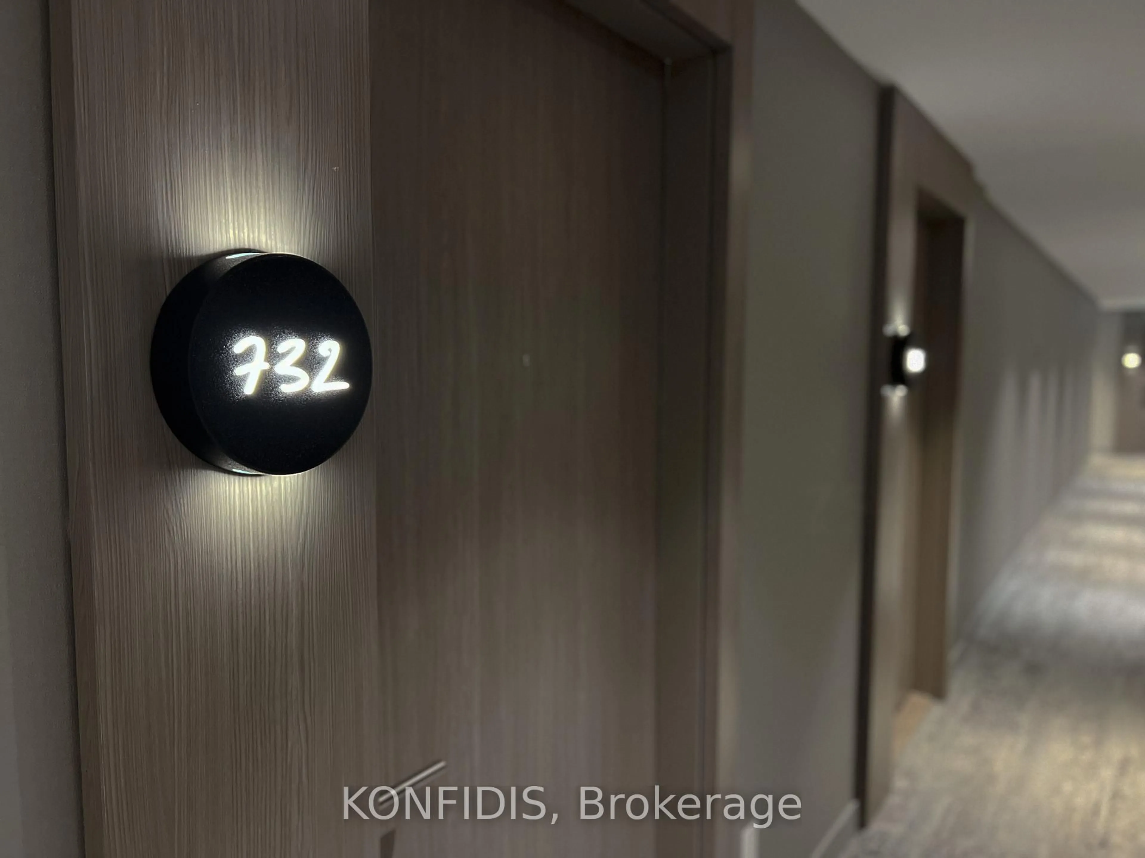 Indoor foyer for 161 Roehampton Ave #732, Toronto Ontario M4P 0C8