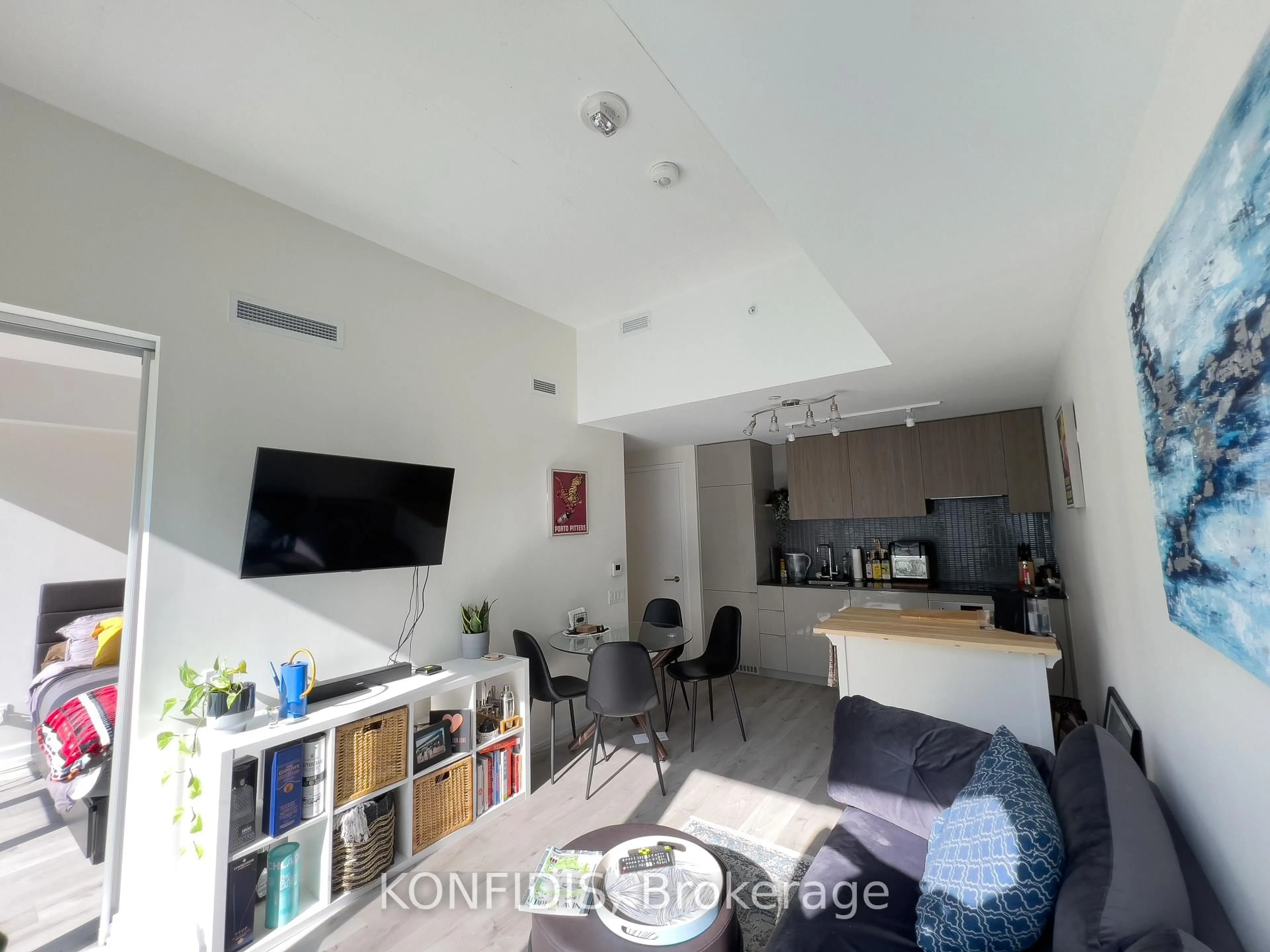 A pic of a room for 161 Roehampton Ave #732, Toronto Ontario M4P 0C8