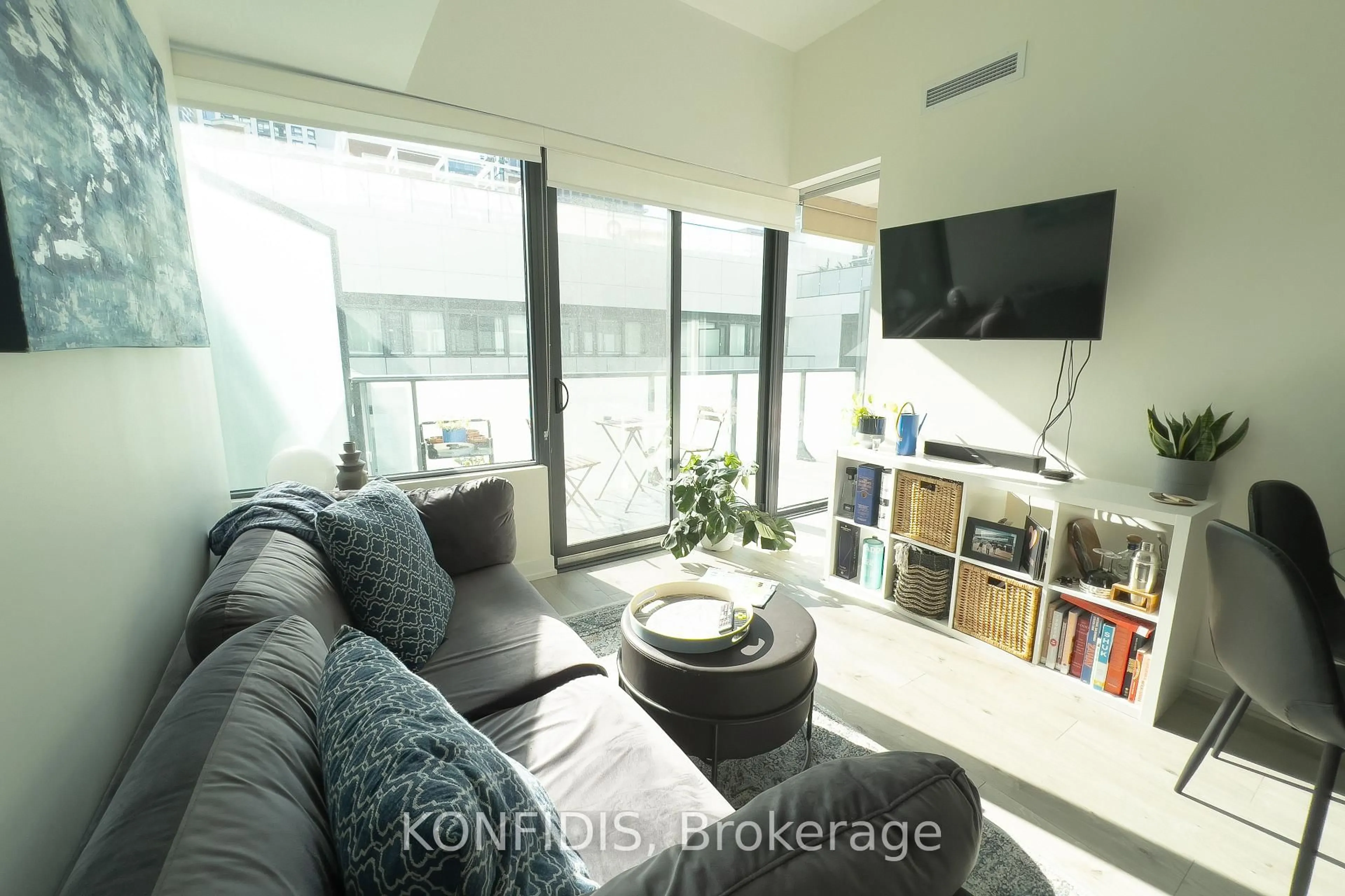 A pic of a room for 161 Roehampton Ave #732, Toronto Ontario M4P 0C8