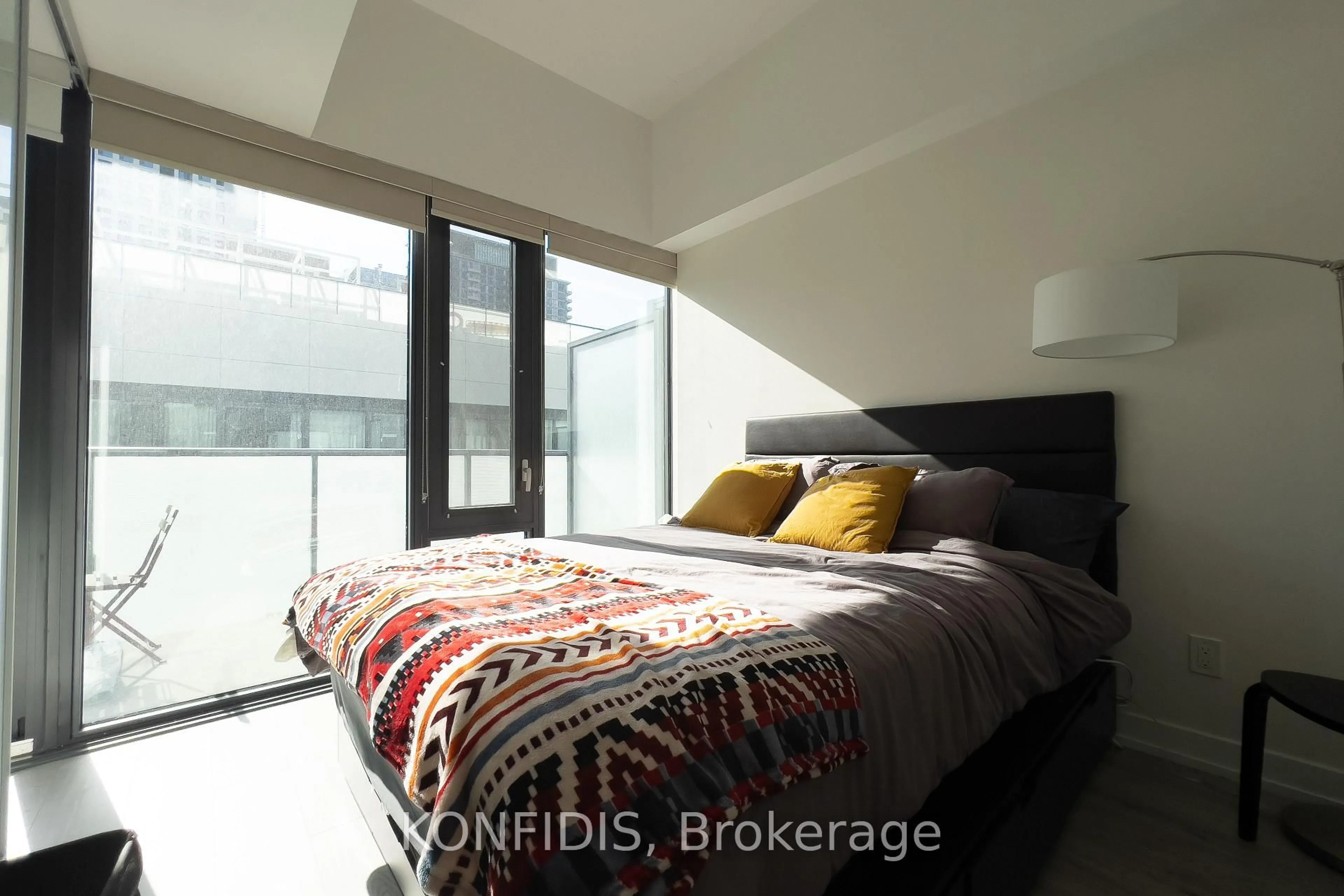 Bedroom with bed, unknown for 161 Roehampton Ave #732, Toronto Ontario M4P 0C8