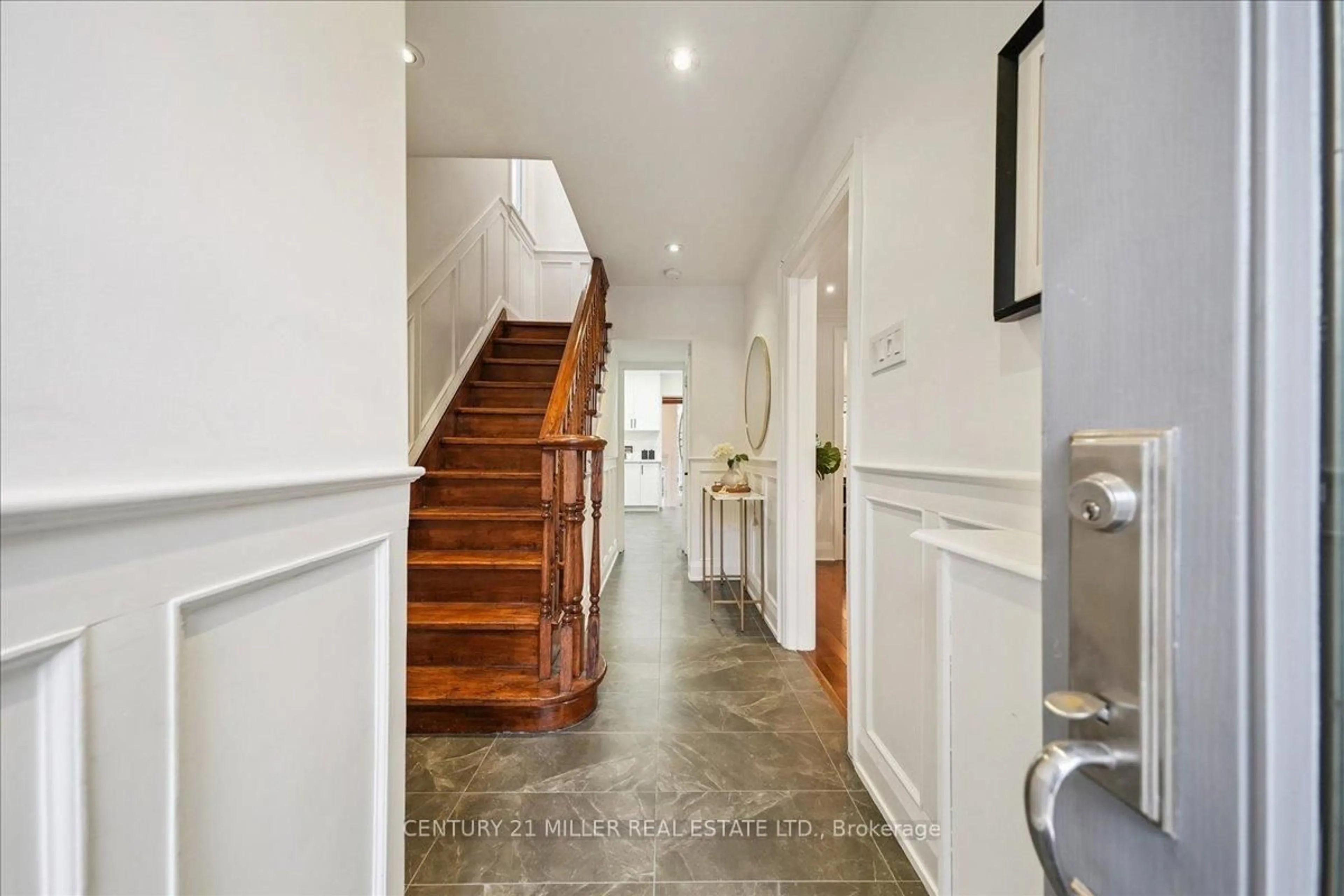 Indoor foyer for 94 Castlewood Rd, Toronto Ontario M5N 2L4