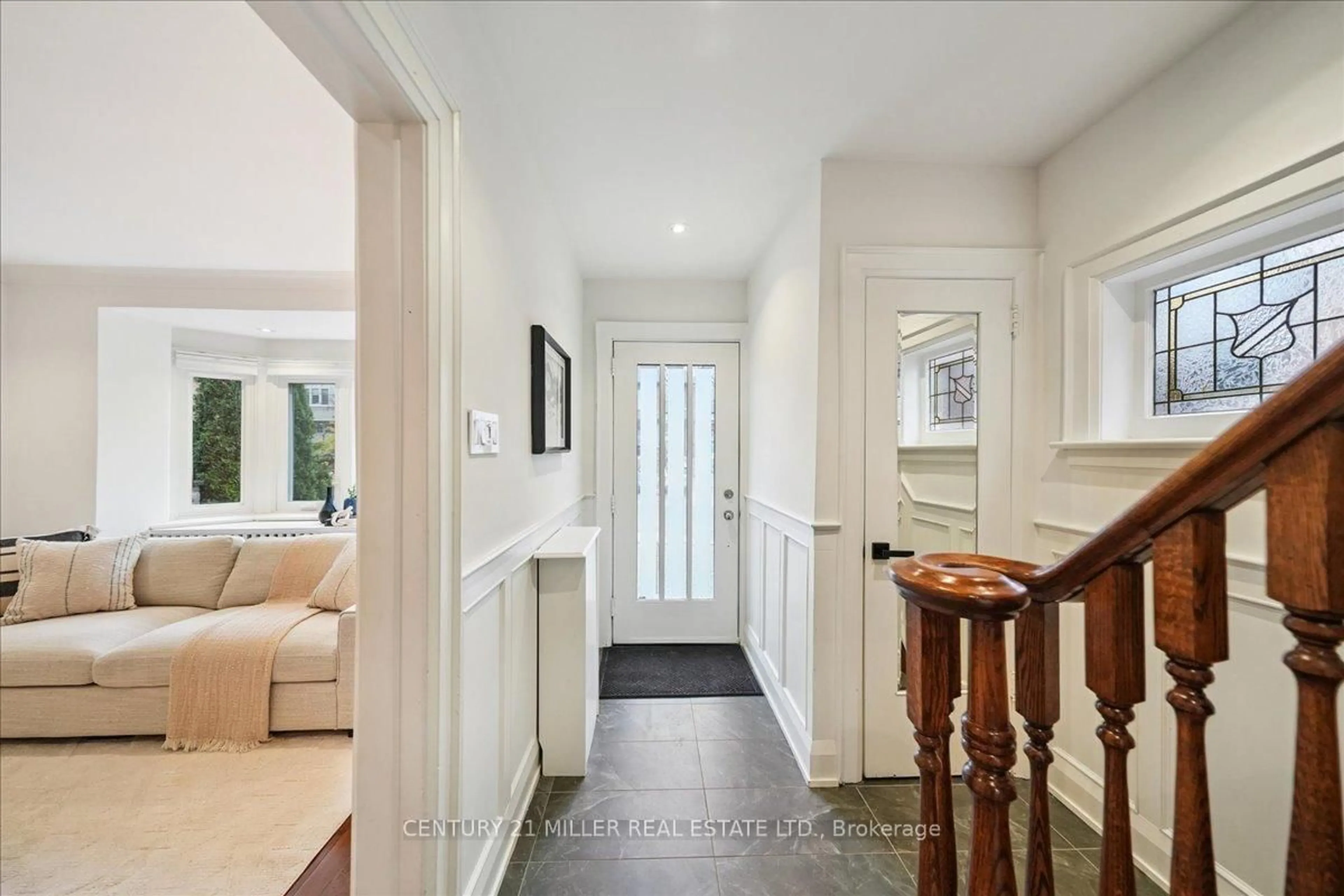 Indoor entryway for 94 Castlewood Rd, Toronto Ontario M5N 2L4