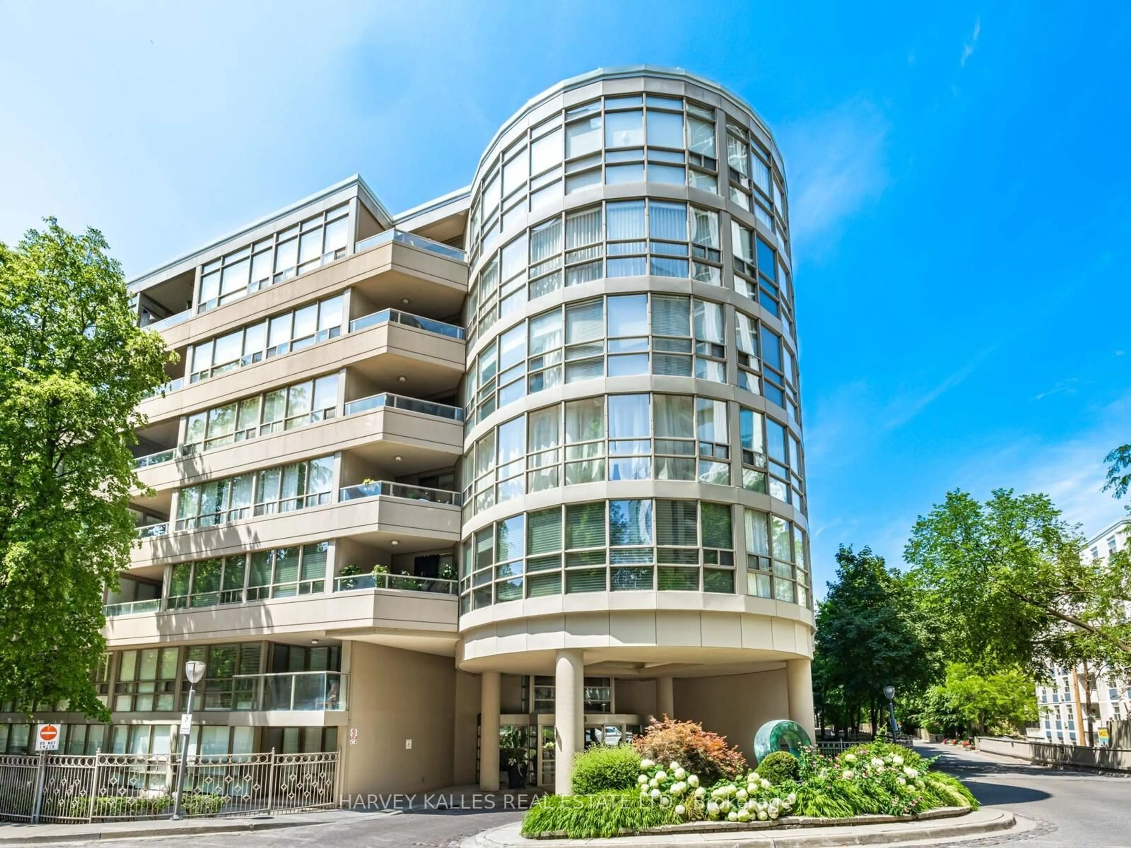 Indoor foyer for 18 Lower Village Gate #108, Toronto Ontario M5P 3M1