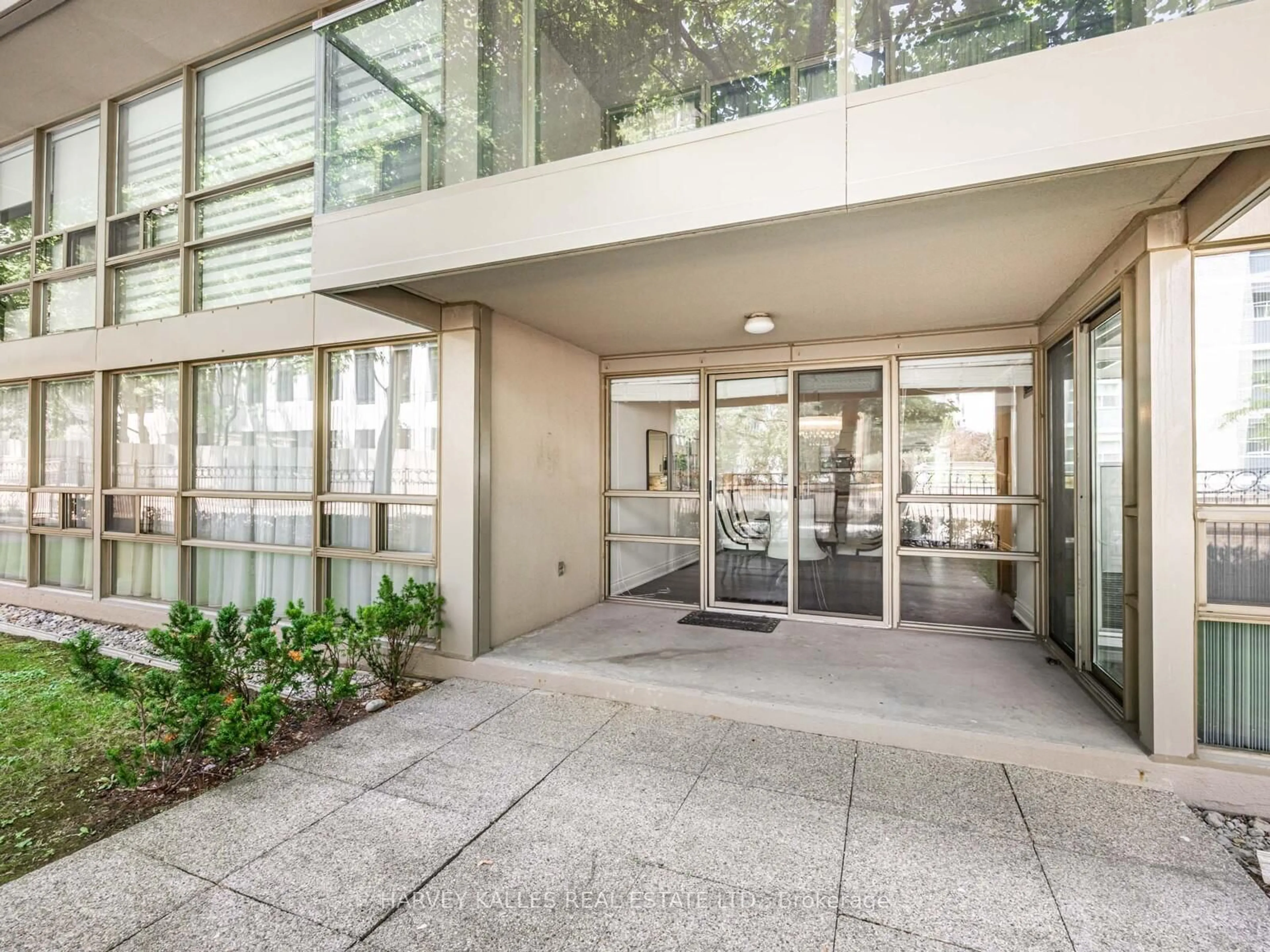 Indoor foyer for 18 Lower Village Gate #108, Toronto Ontario M5P 3M1