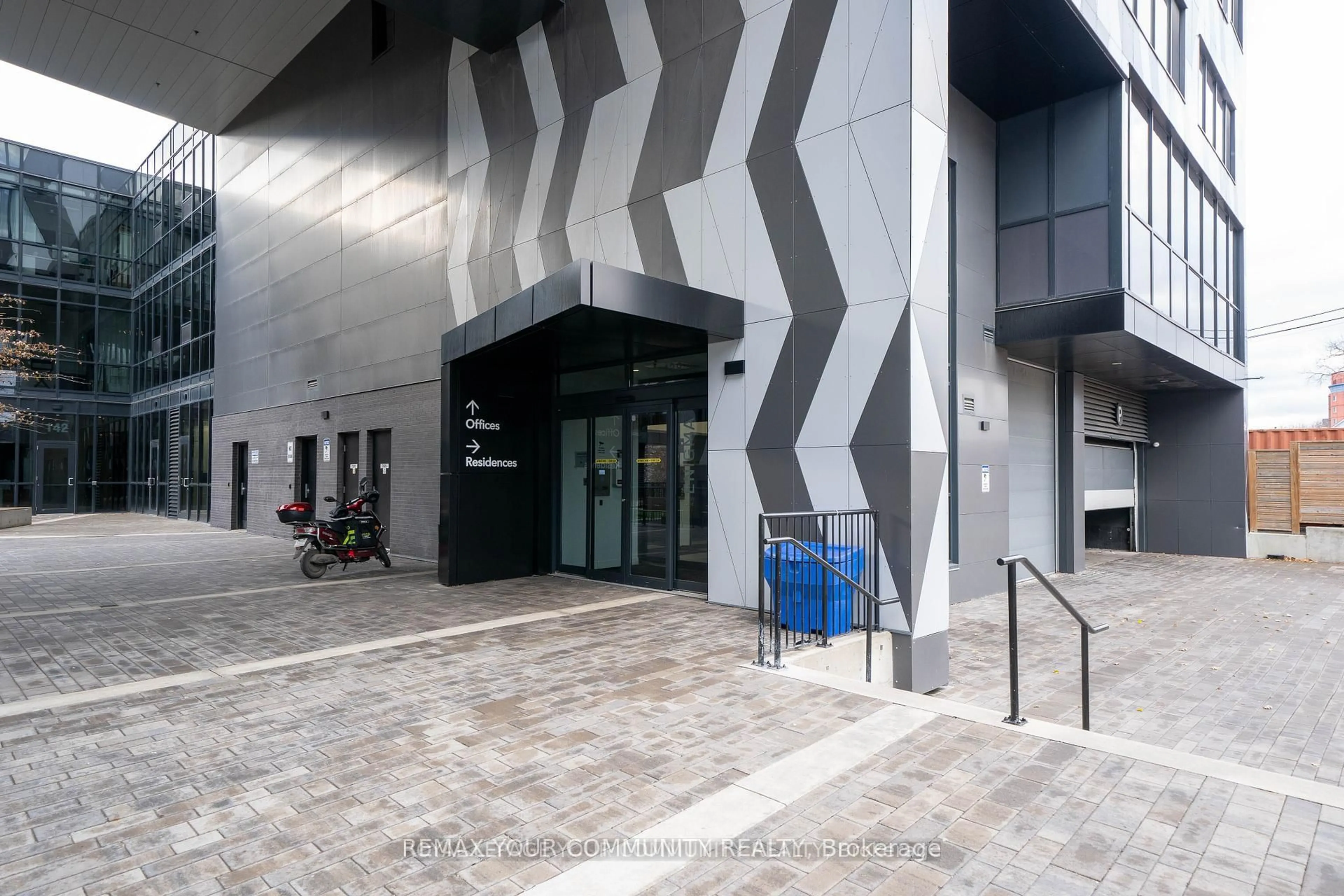 Indoor foyer for 138 St.Helens Ave #602, Toronto Ontario M6H 0B8