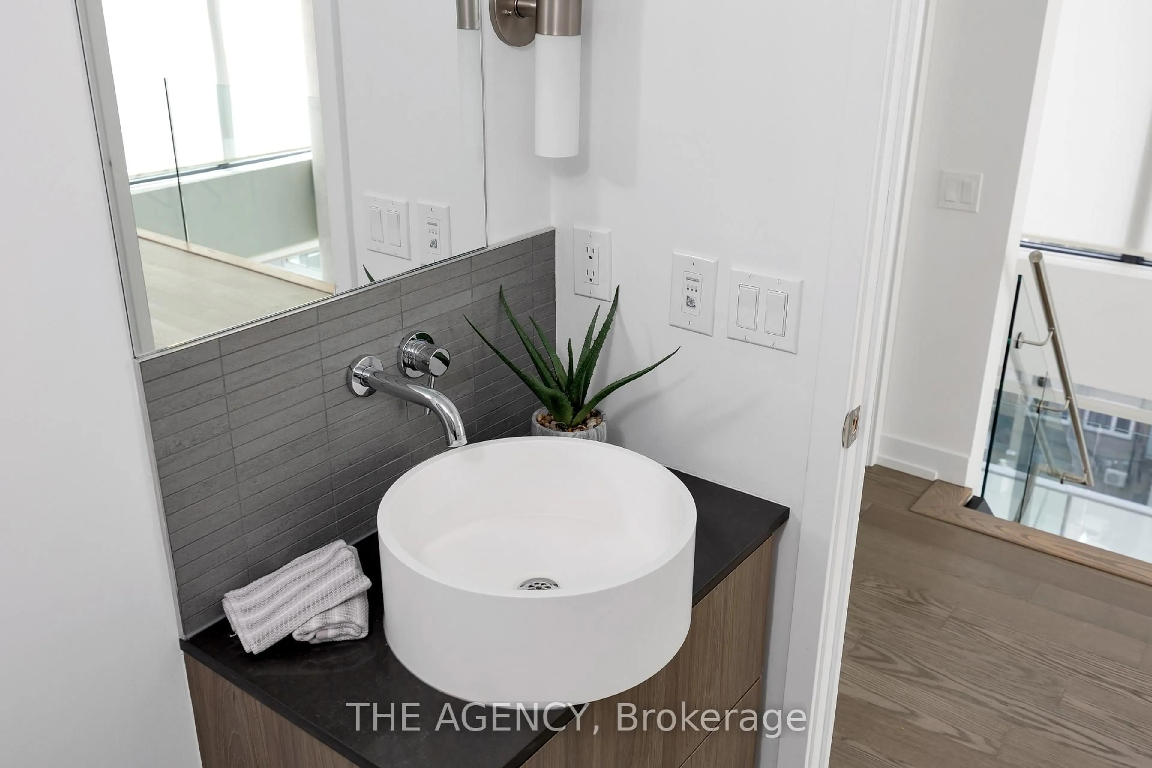 Contemporary bathroom, ceramic/tile floor for 161 Roehampton Ave #804, Toronto Ontario M4P 0C8