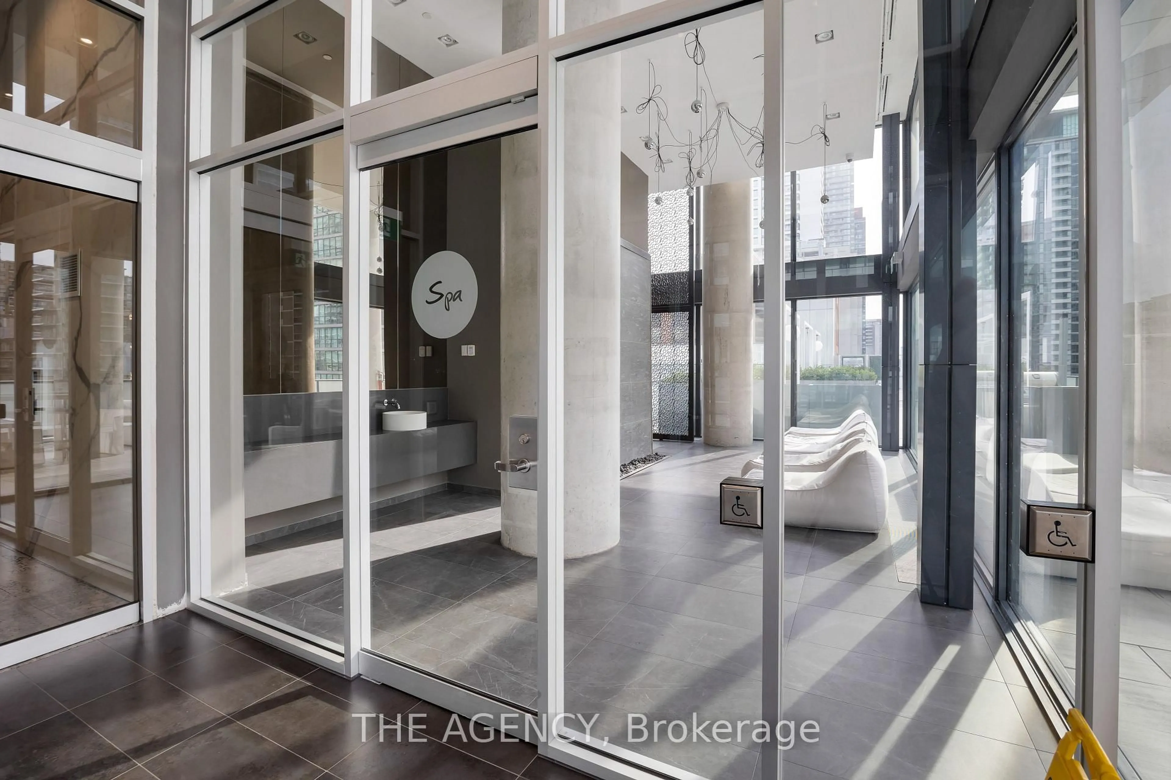 Indoor foyer for 161 Roehampton Ave #804, Toronto Ontario M4P 0C8