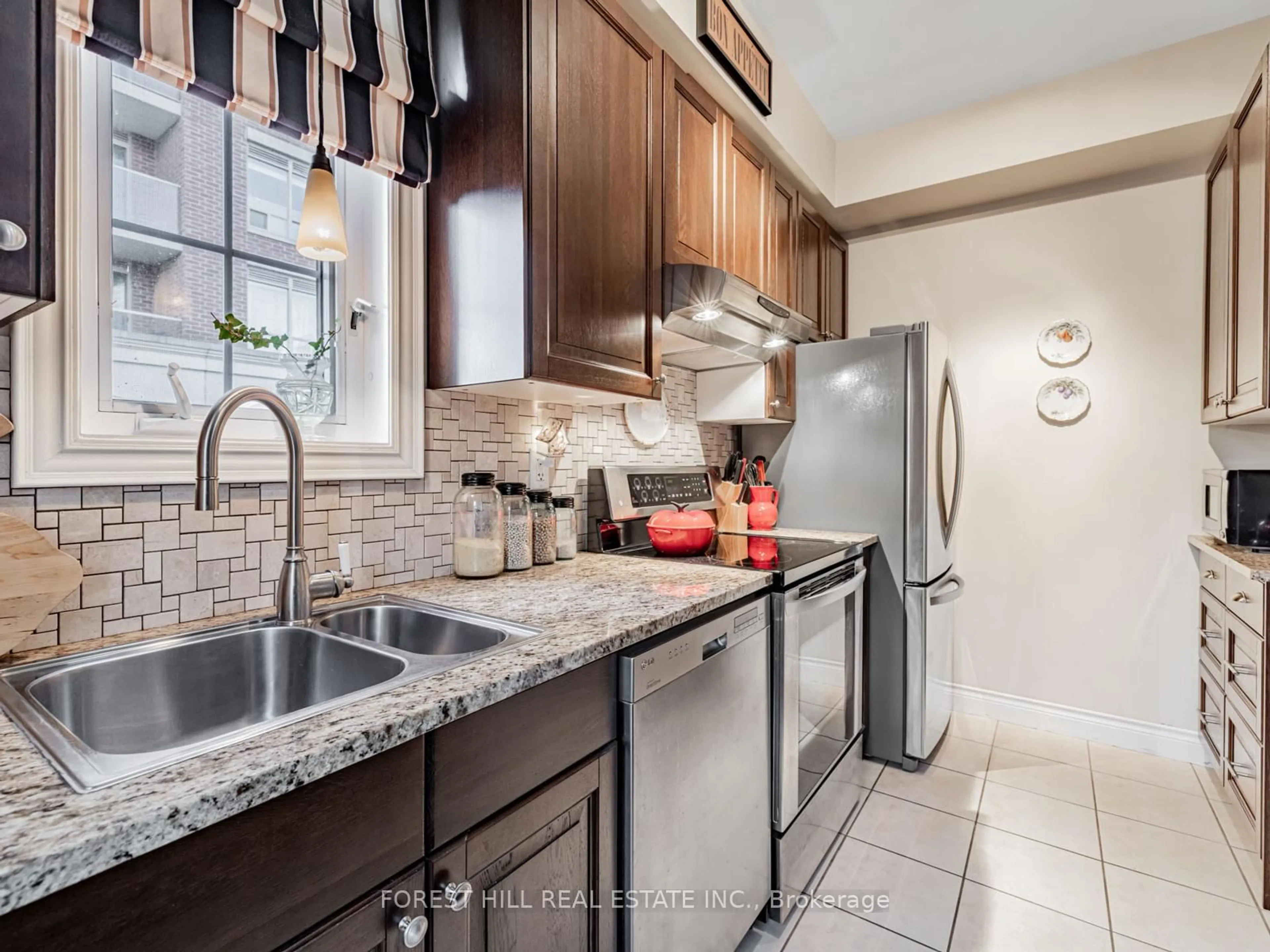 Unknown for 2 Clairtrell Rd #TH-A, Toronto Ontario M2N 7H5