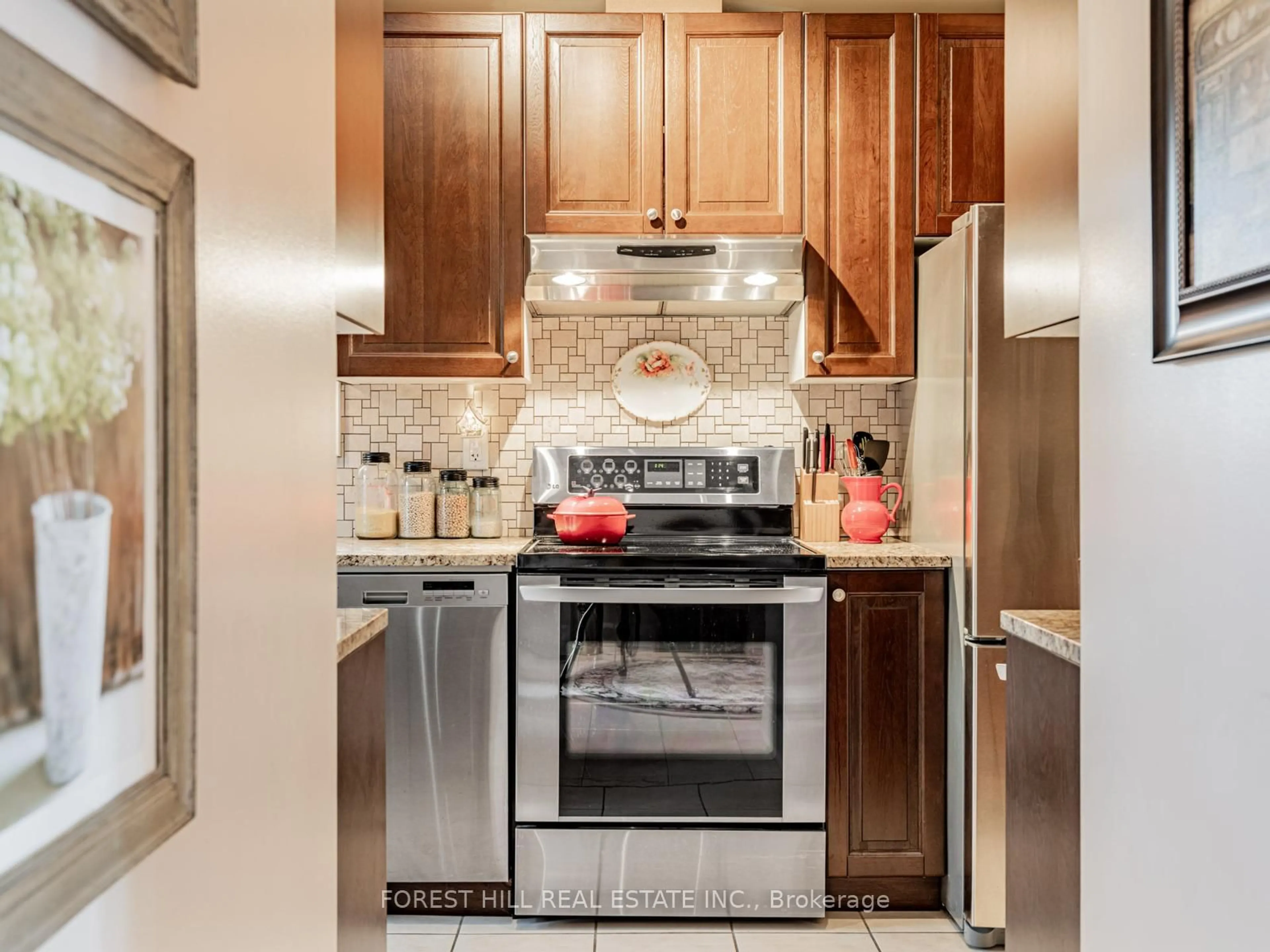 Standard kitchen, ceramic/tile floor for 2 Clairtrell Rd #TH-A, Toronto Ontario M2N 7H5