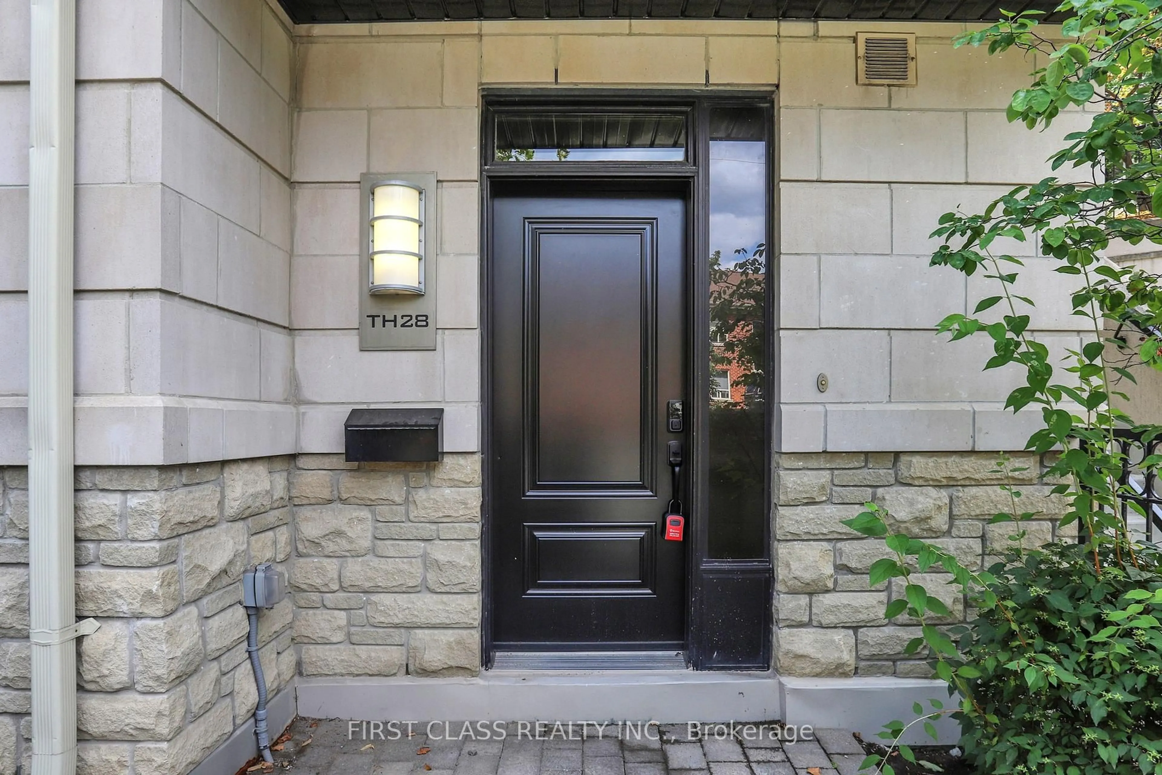 Indoor entryway for 9 Oakburn Cres #TH 28, Toronto Ontario M2N 2T5