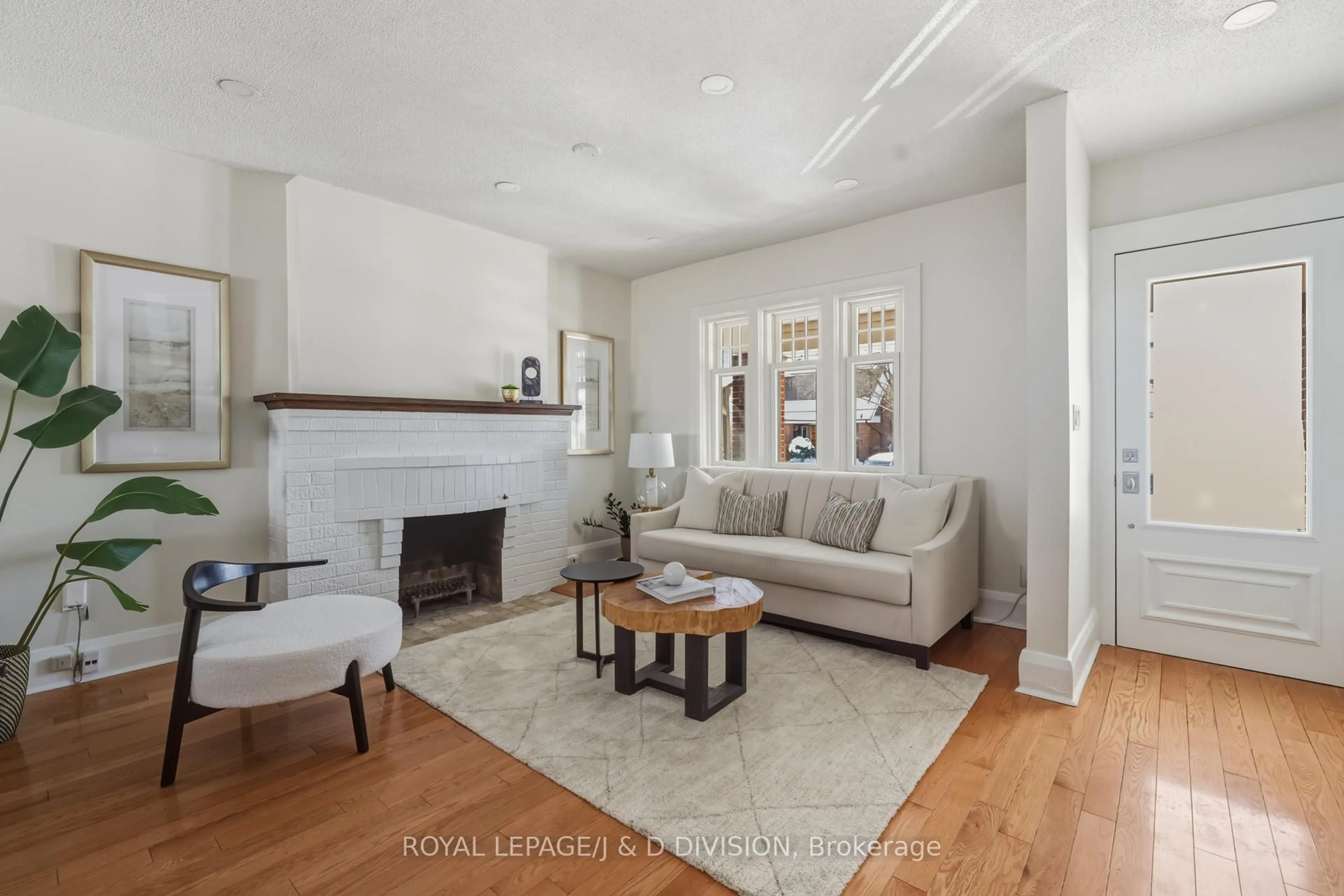 Living room with furniture, unknown for 65 Edith Dr, Toronto Ontario M4R 1Z1