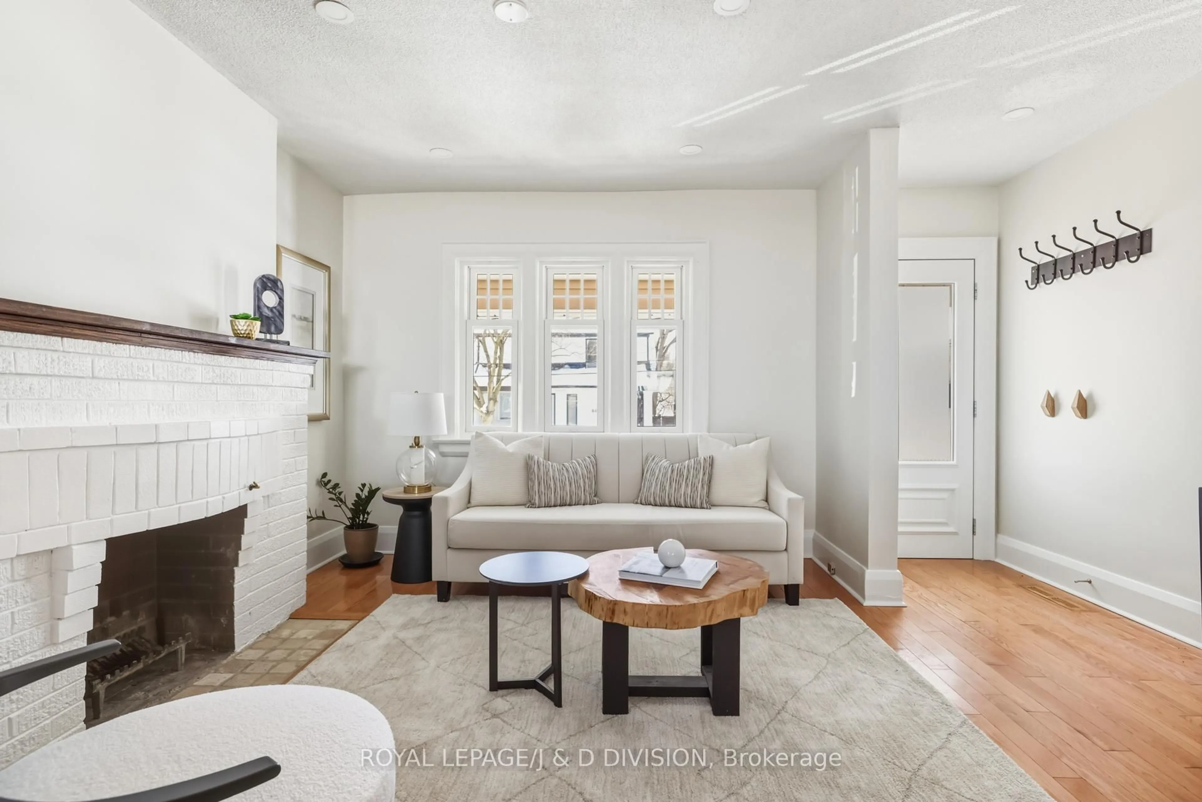 Living room with furniture, unknown for 65 Edith Dr, Toronto Ontario M4R 1Z1