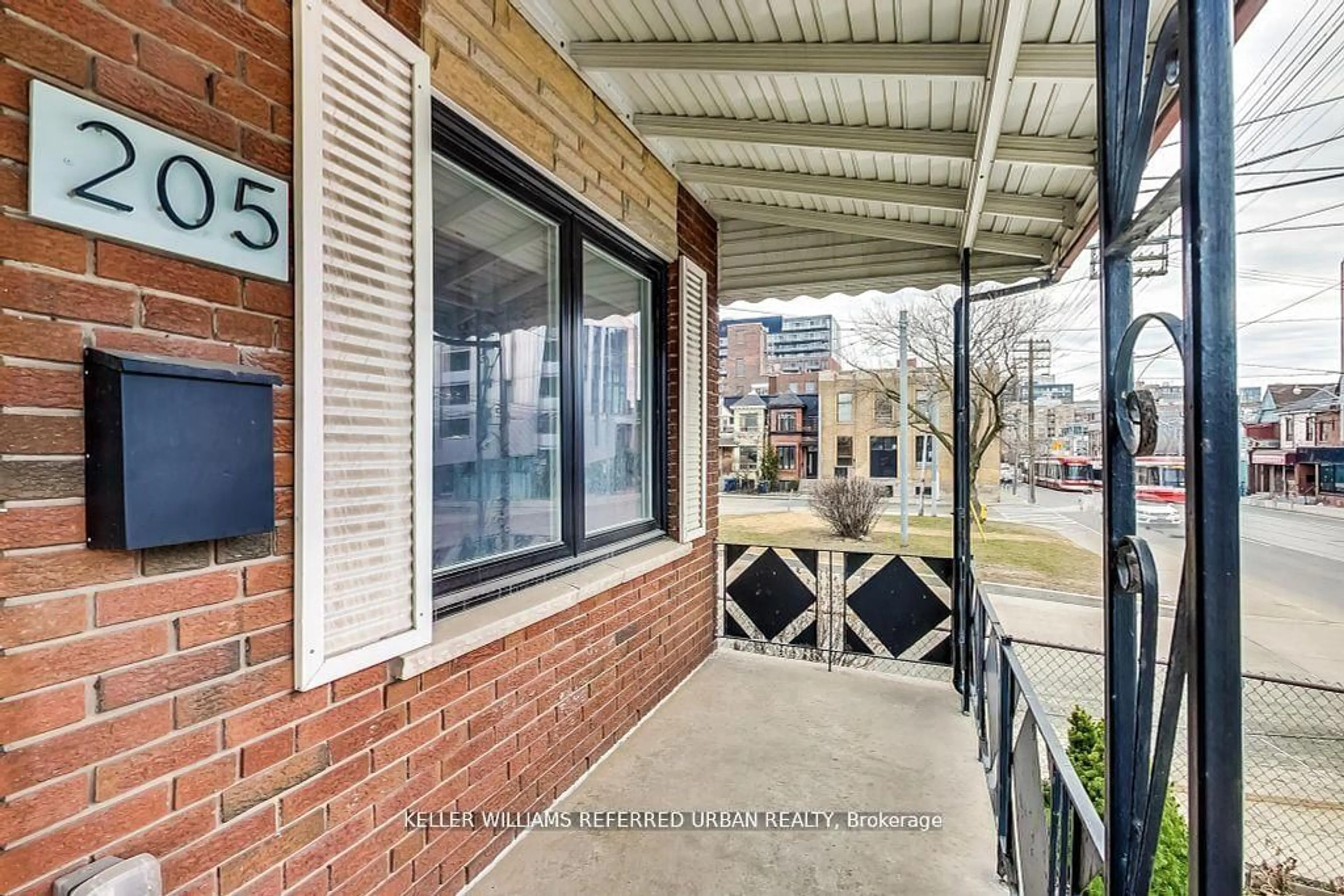 Unknown for 205 Bathurst St, Toronto Ontario M5T 2S1