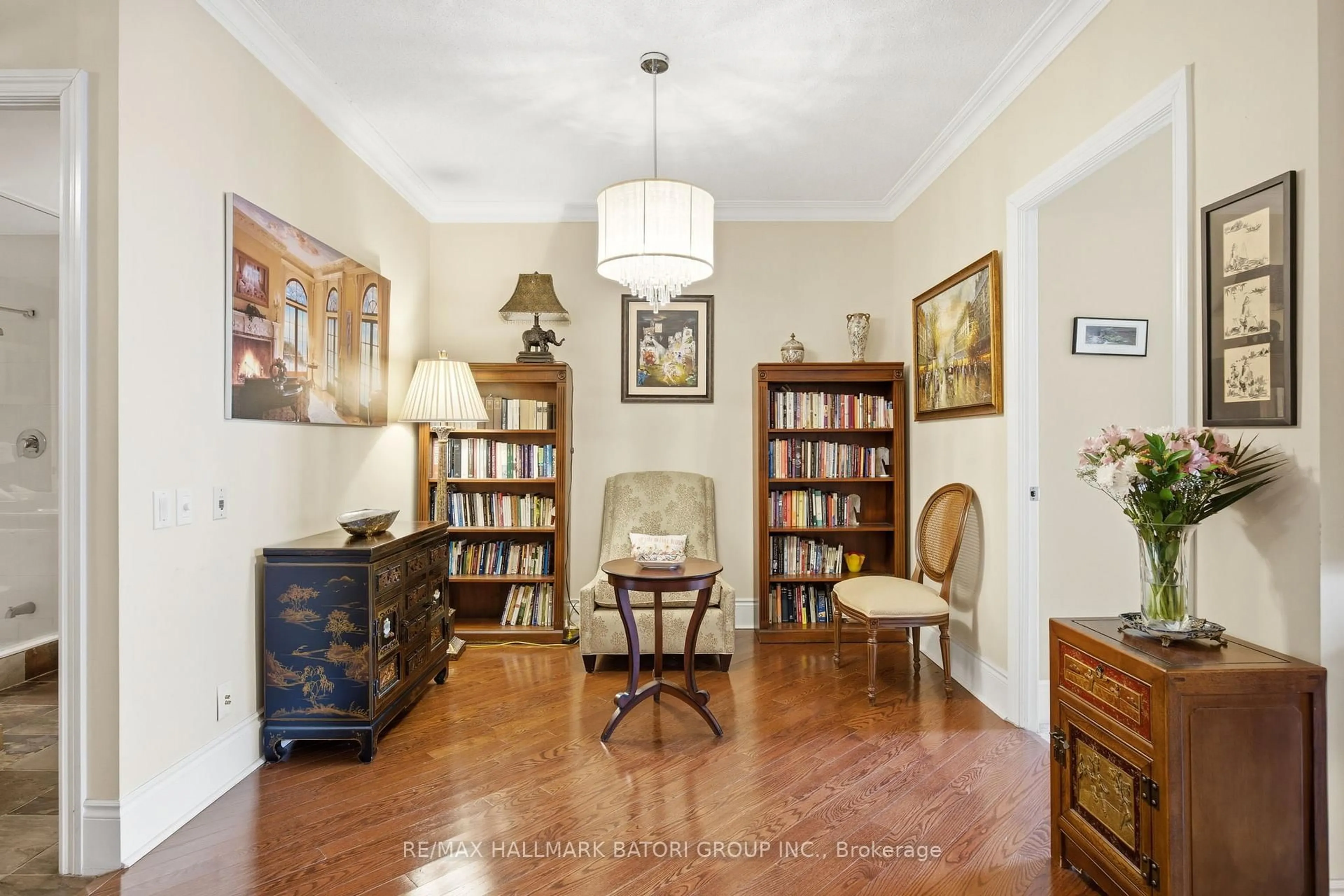 Indoor foyer for 123 Eglinton Ave #1508, Toronto Ontario M4P 1J2